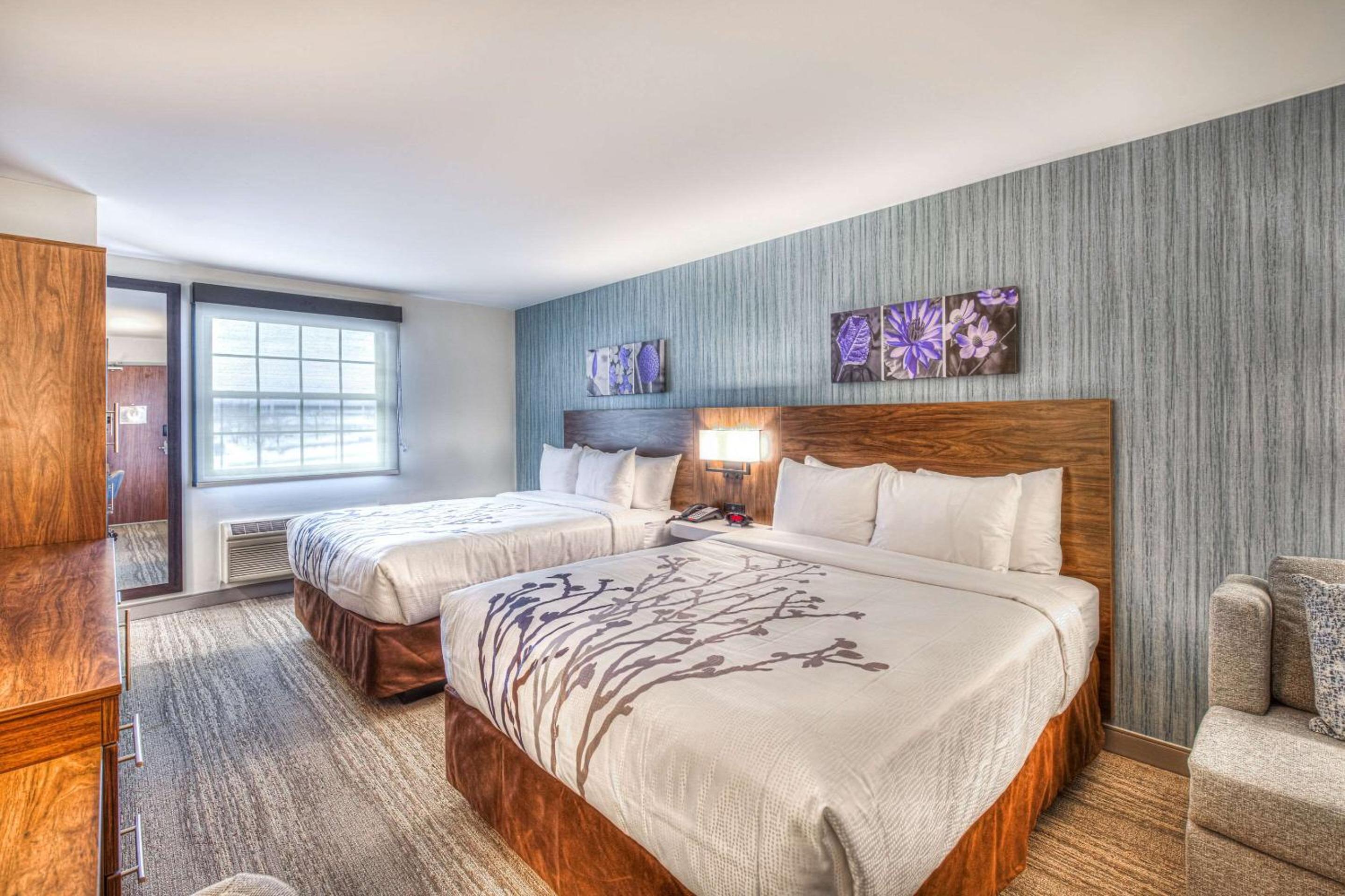 Standard Queen Room with Two Queen Beds - Non-Smoking - Photo 4