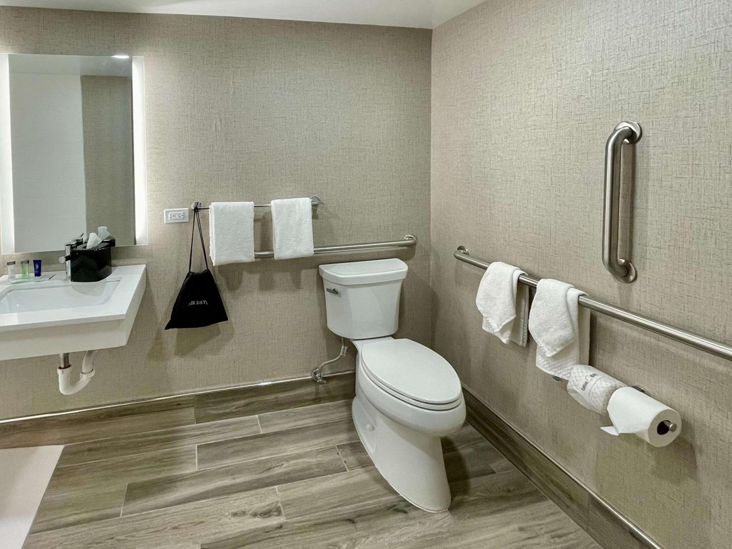 King Room with Roll in Shower - Accessible/Non Smoking - Photo 5