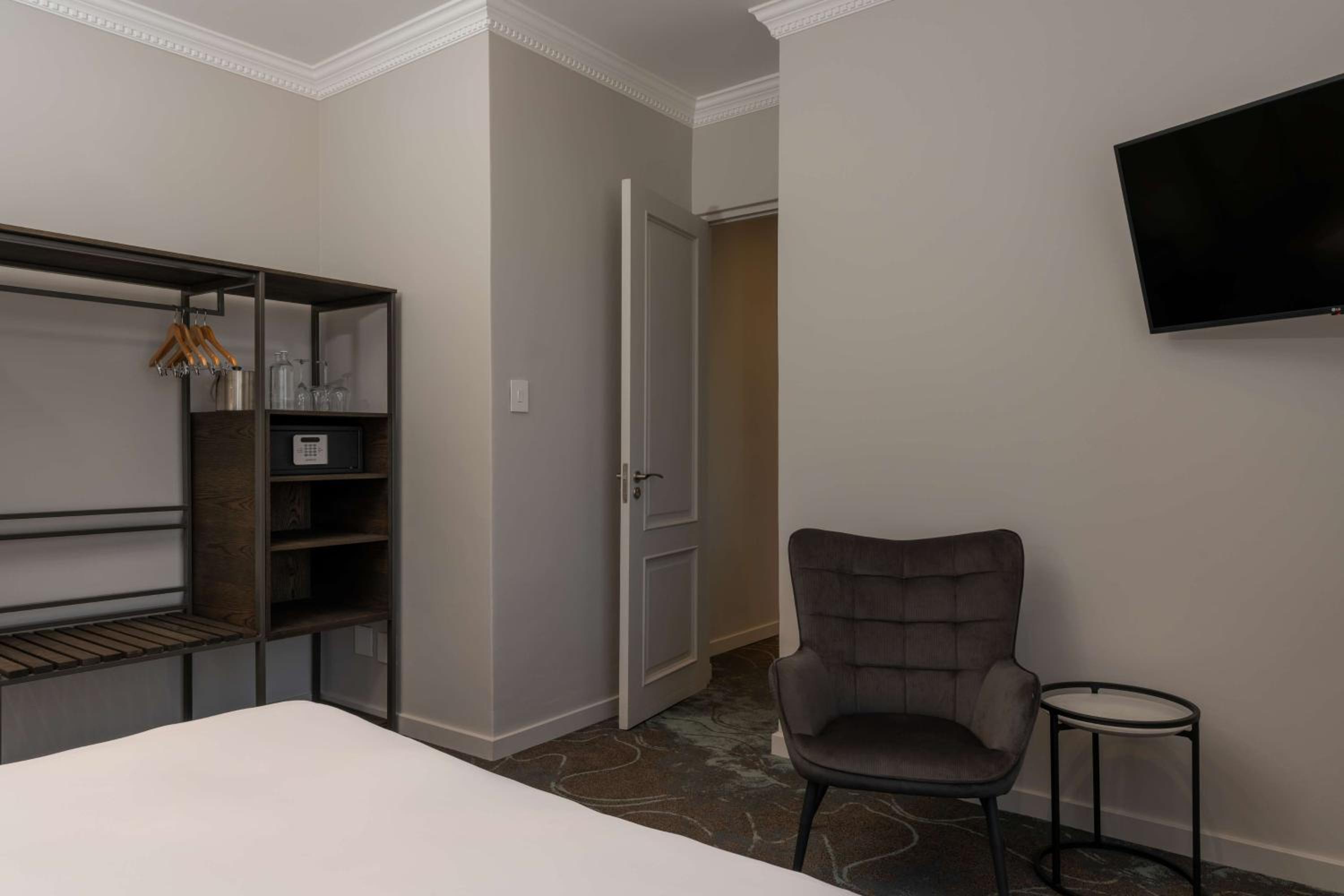 Three Bedroom Apartment - Boutique Building