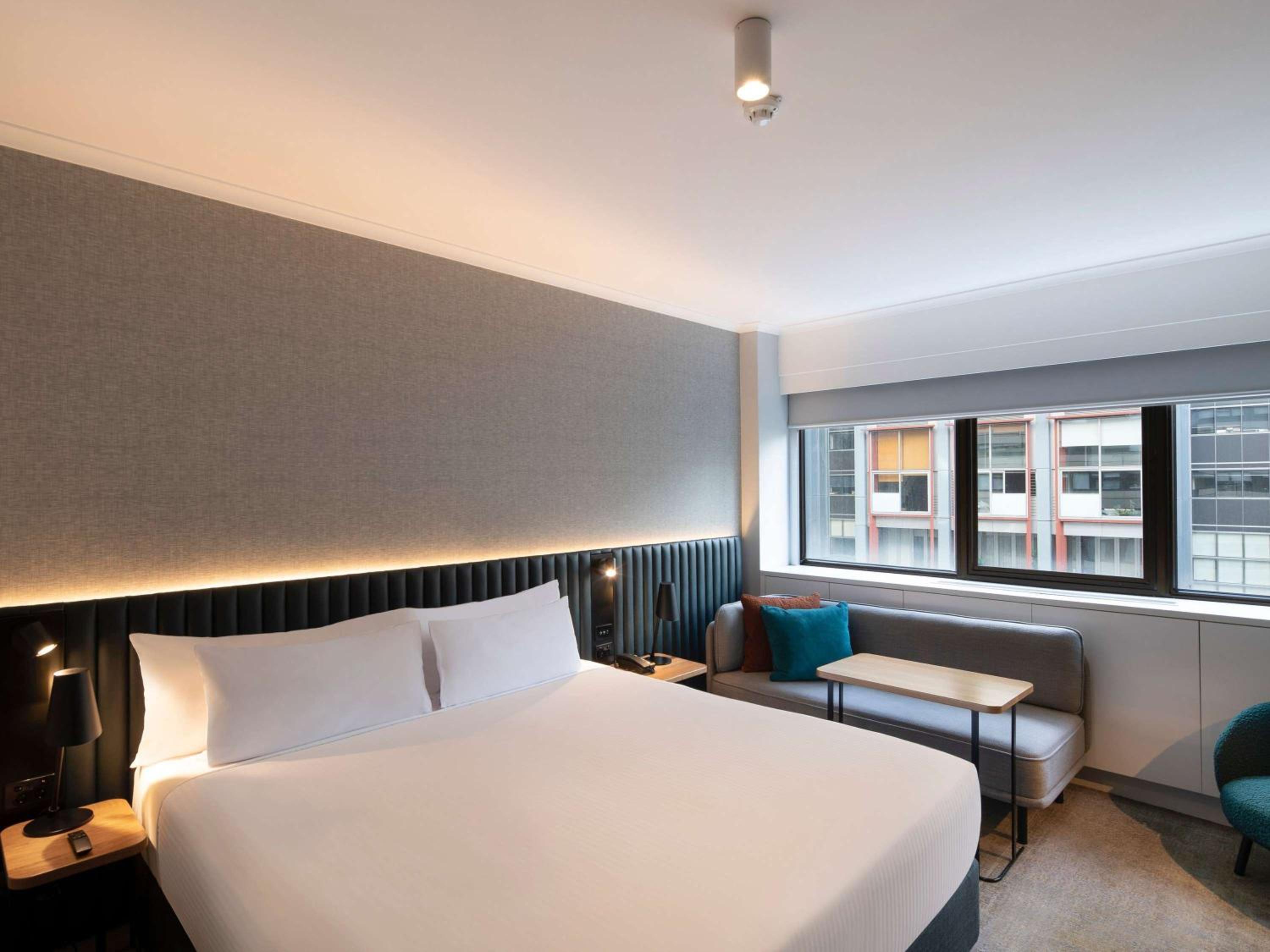 Superior King Room thumbnail 6