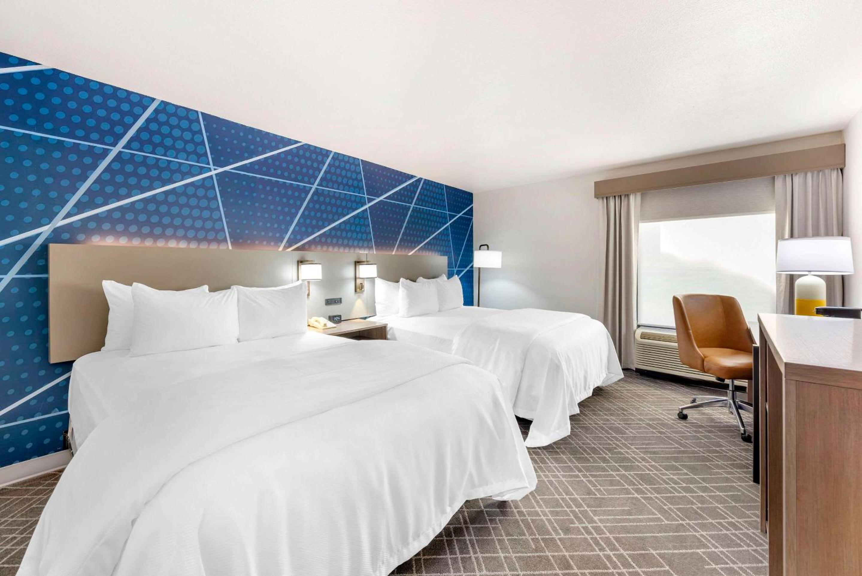Queen Room with Two Queen Beds - Non Smoking - Photo 1