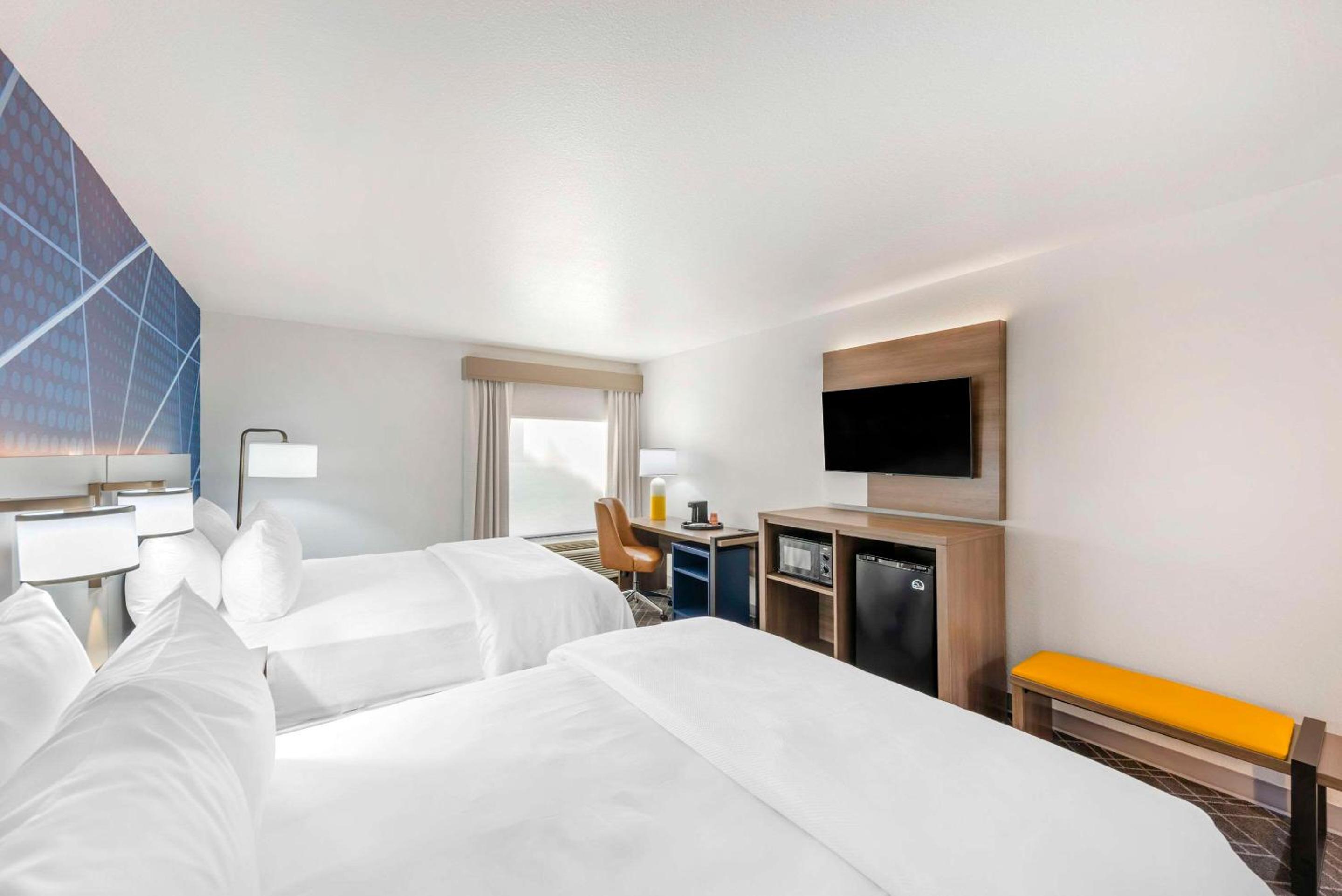 Queen Room with Two Queen Beds - Non Smoking - Photo 3