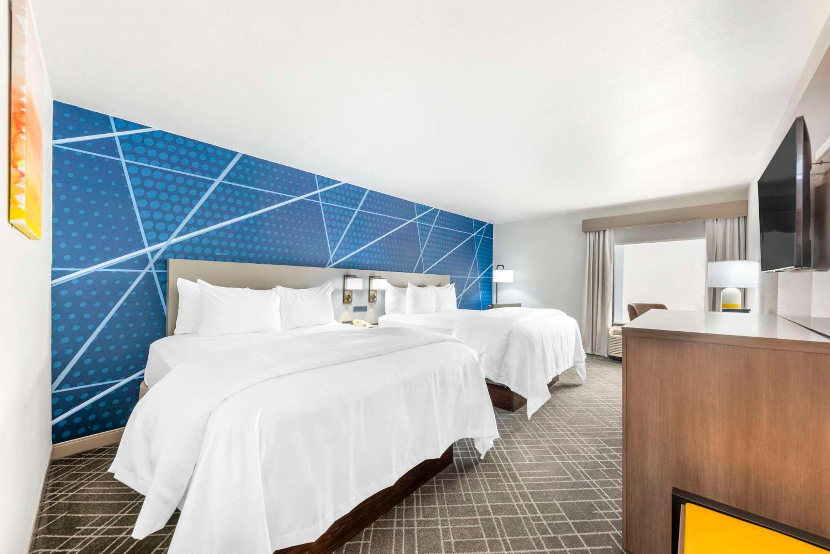 Queen Room with Two Queen Beds - Non Smoking - Photo 4