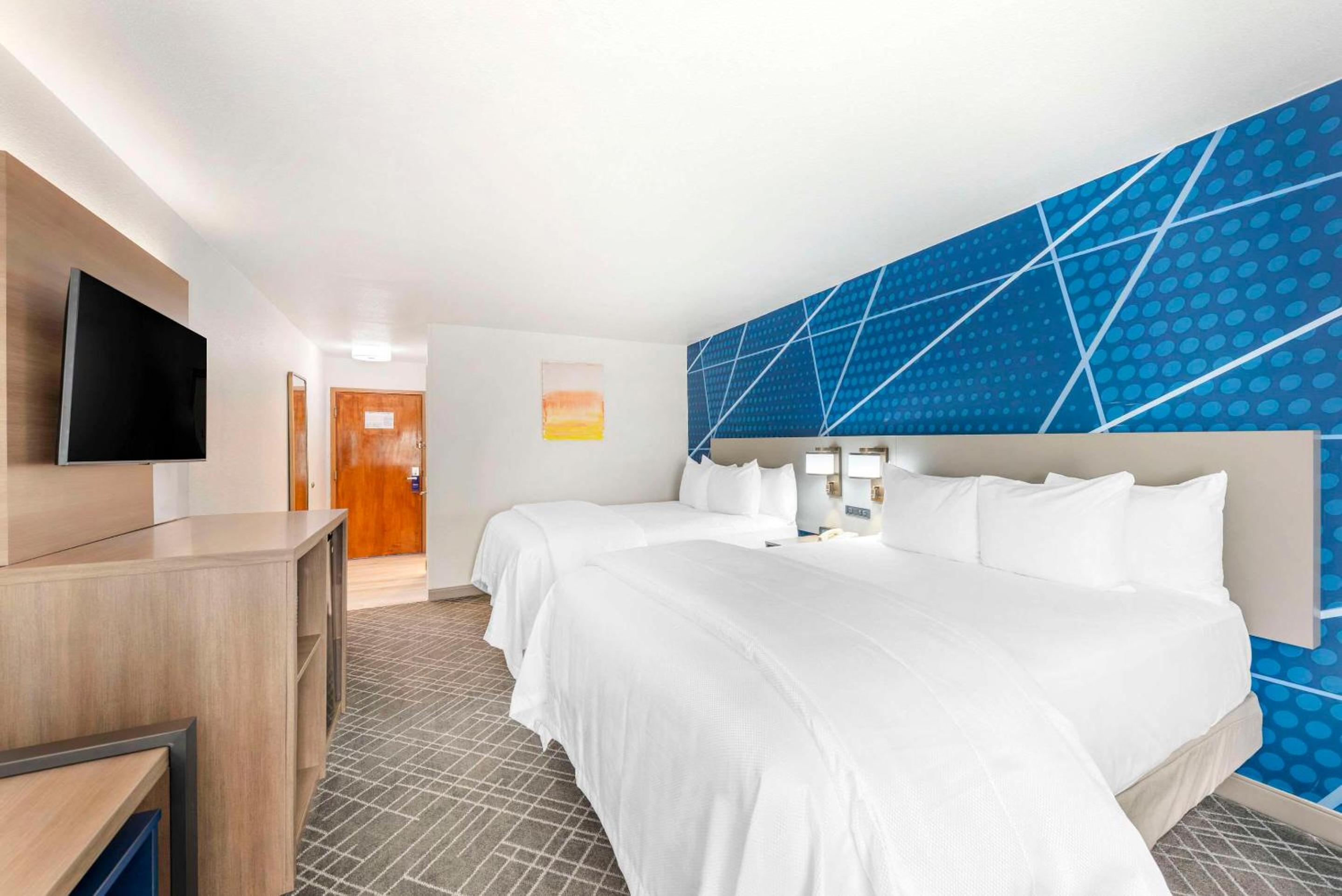 Queen Room with Two Queen Beds - Non Smoking - Photo 5