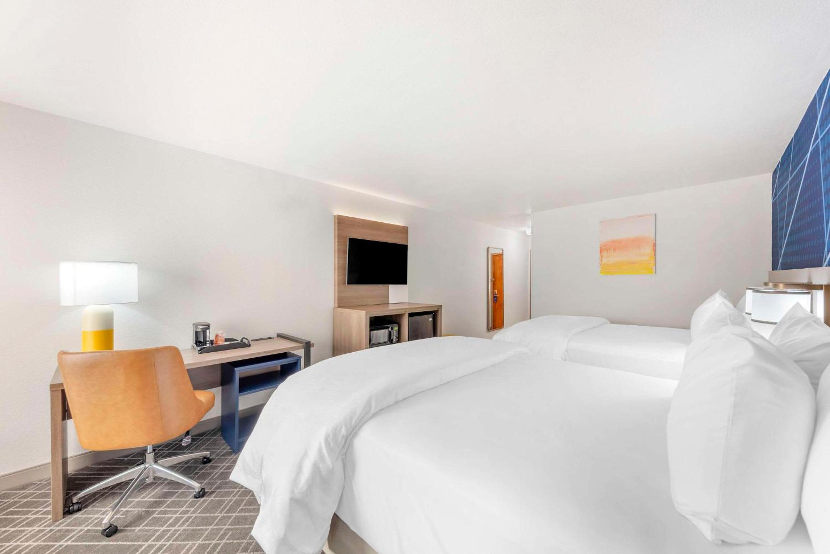 Queen Room with Two Queen Beds - Non Smoking - Photo 6