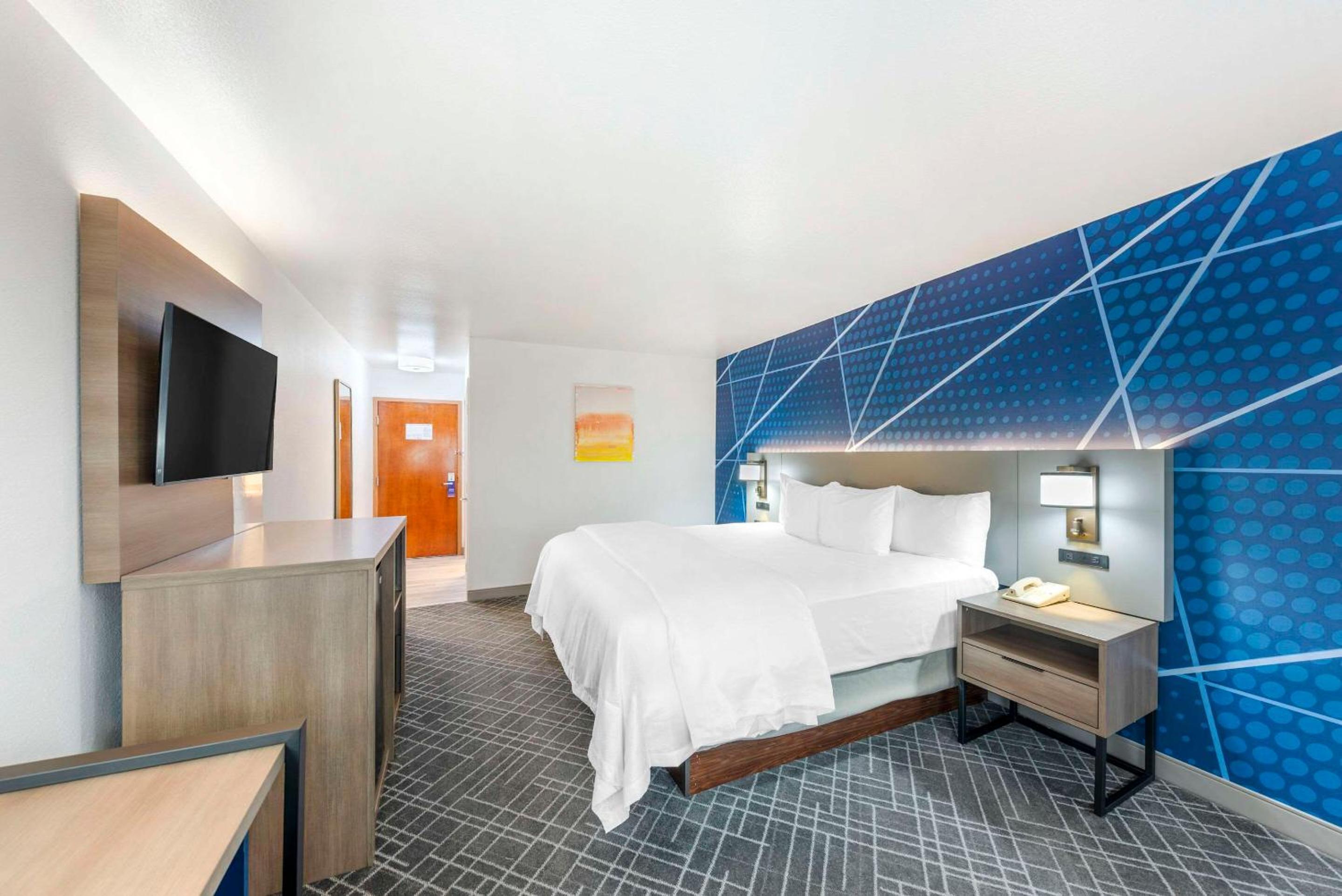 King Room - Accessible/Non-Smoking - Photo 2