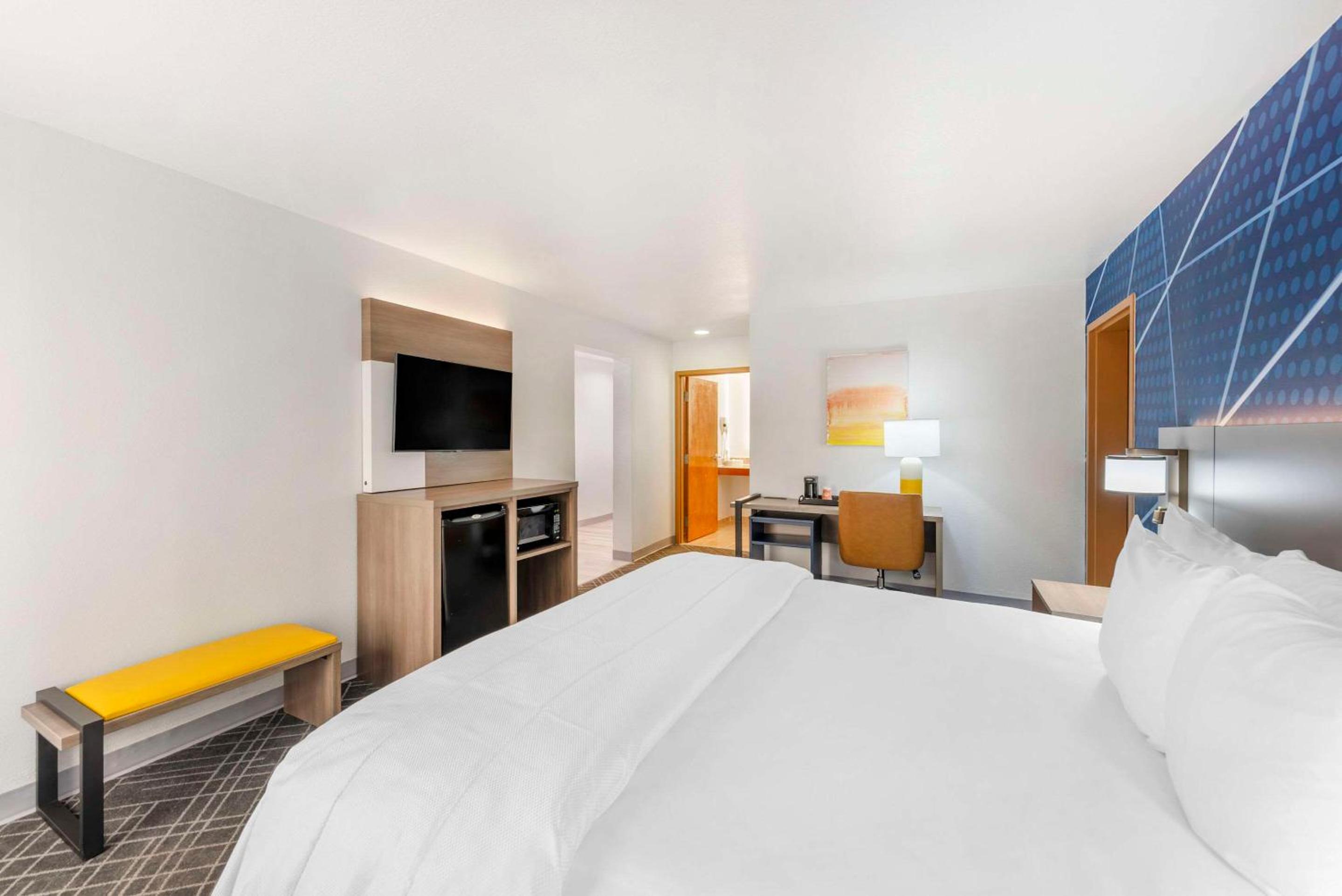King Room - Accessible/Non-Smoking - Photo 5