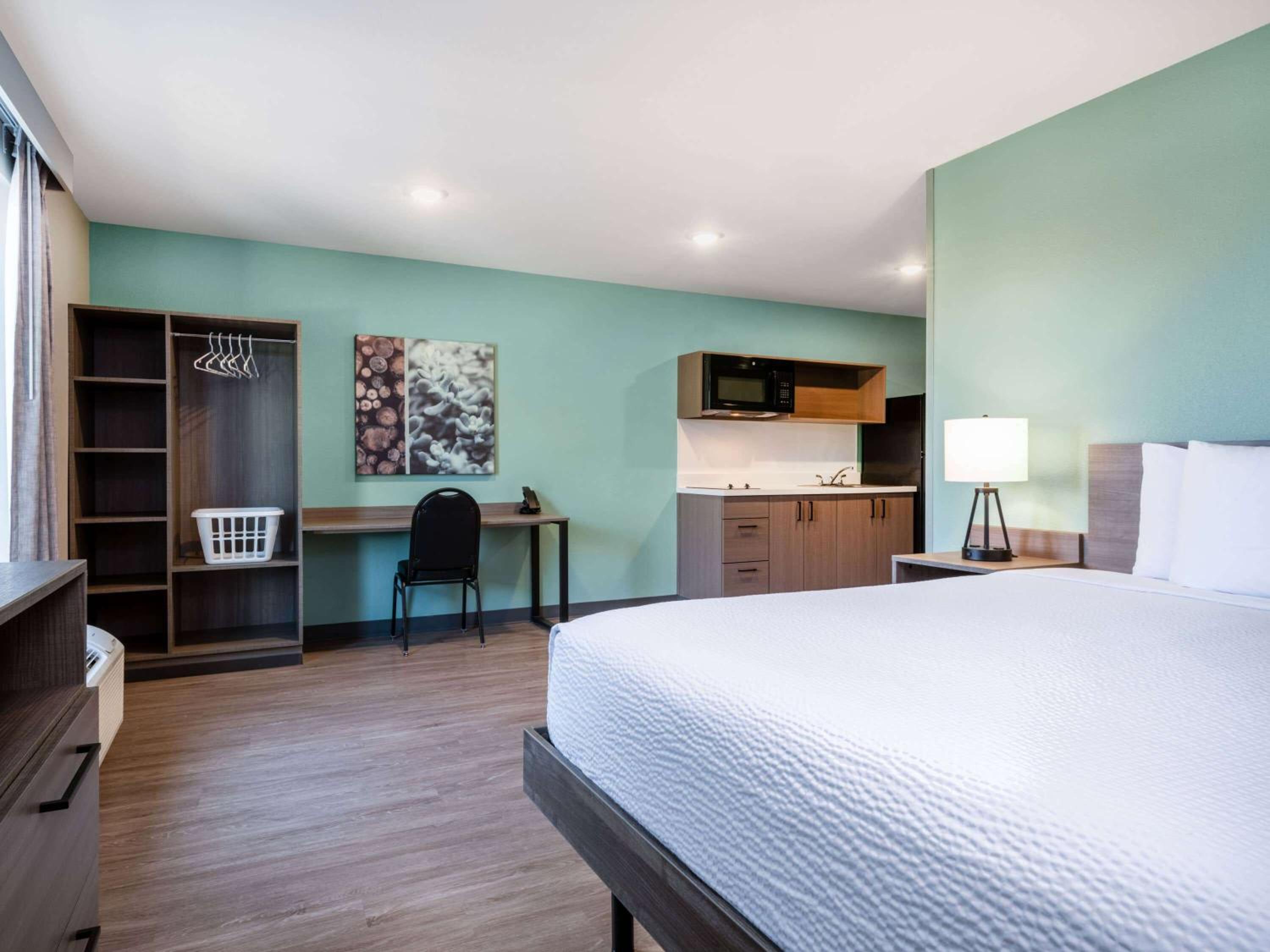 Queen Room with Bathtub w/Grab Bars - Mobility Accessible/Non-Smoking - Photo 1