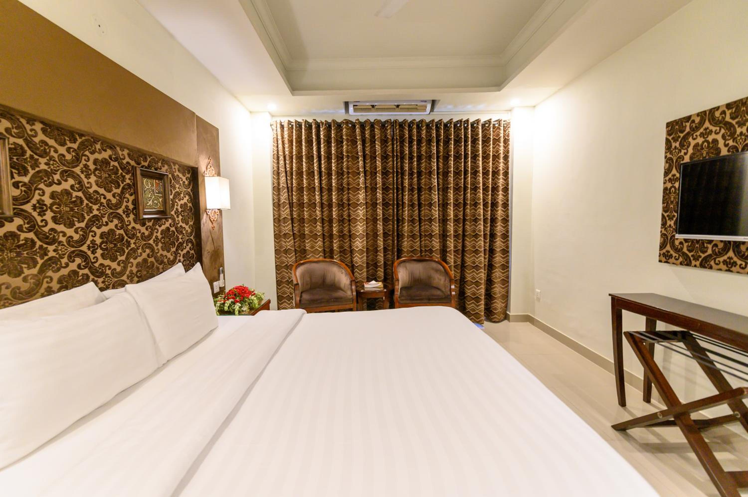 Suite - Photo 1