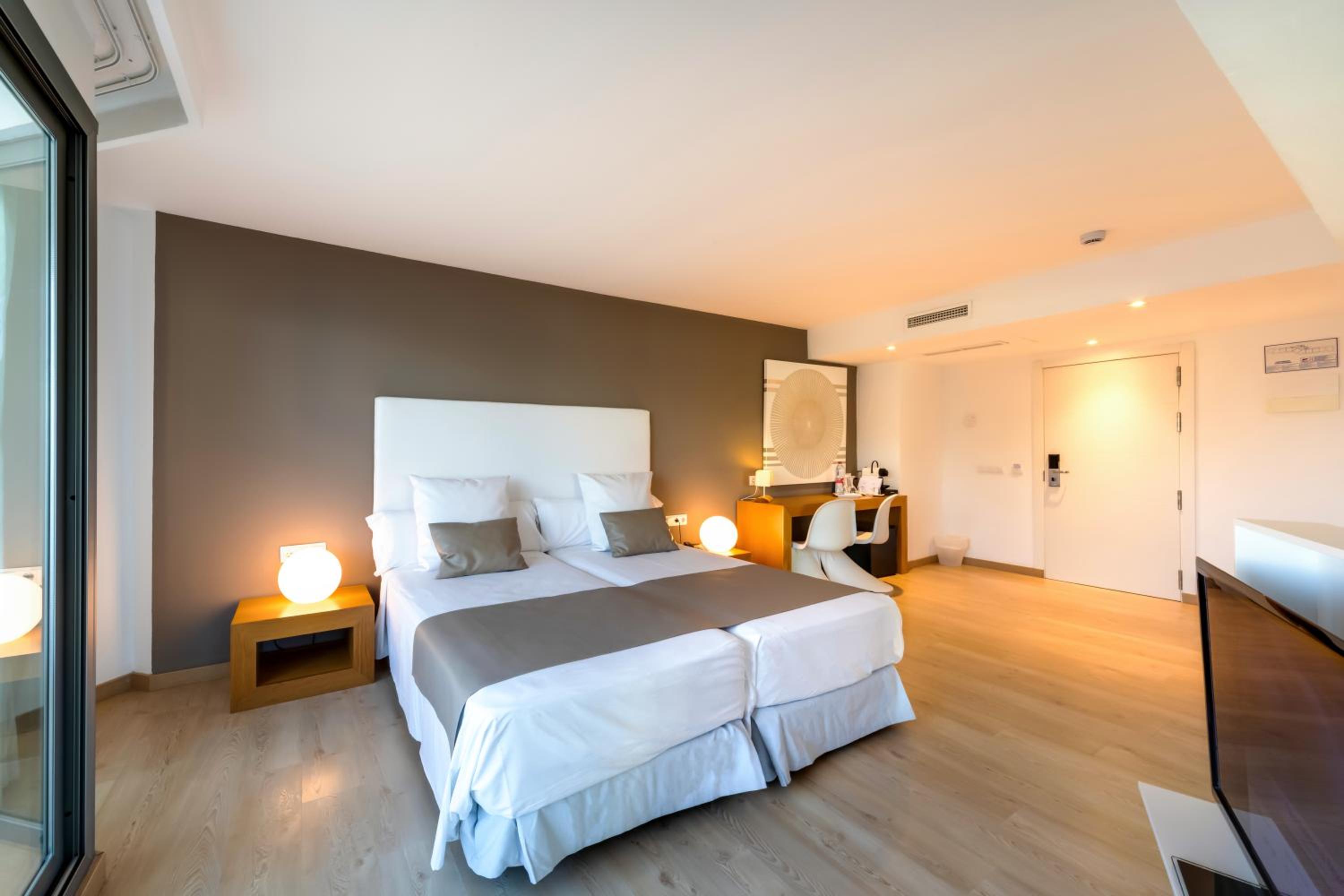 Superior Junior Suite with Lateral Sea View photo 3