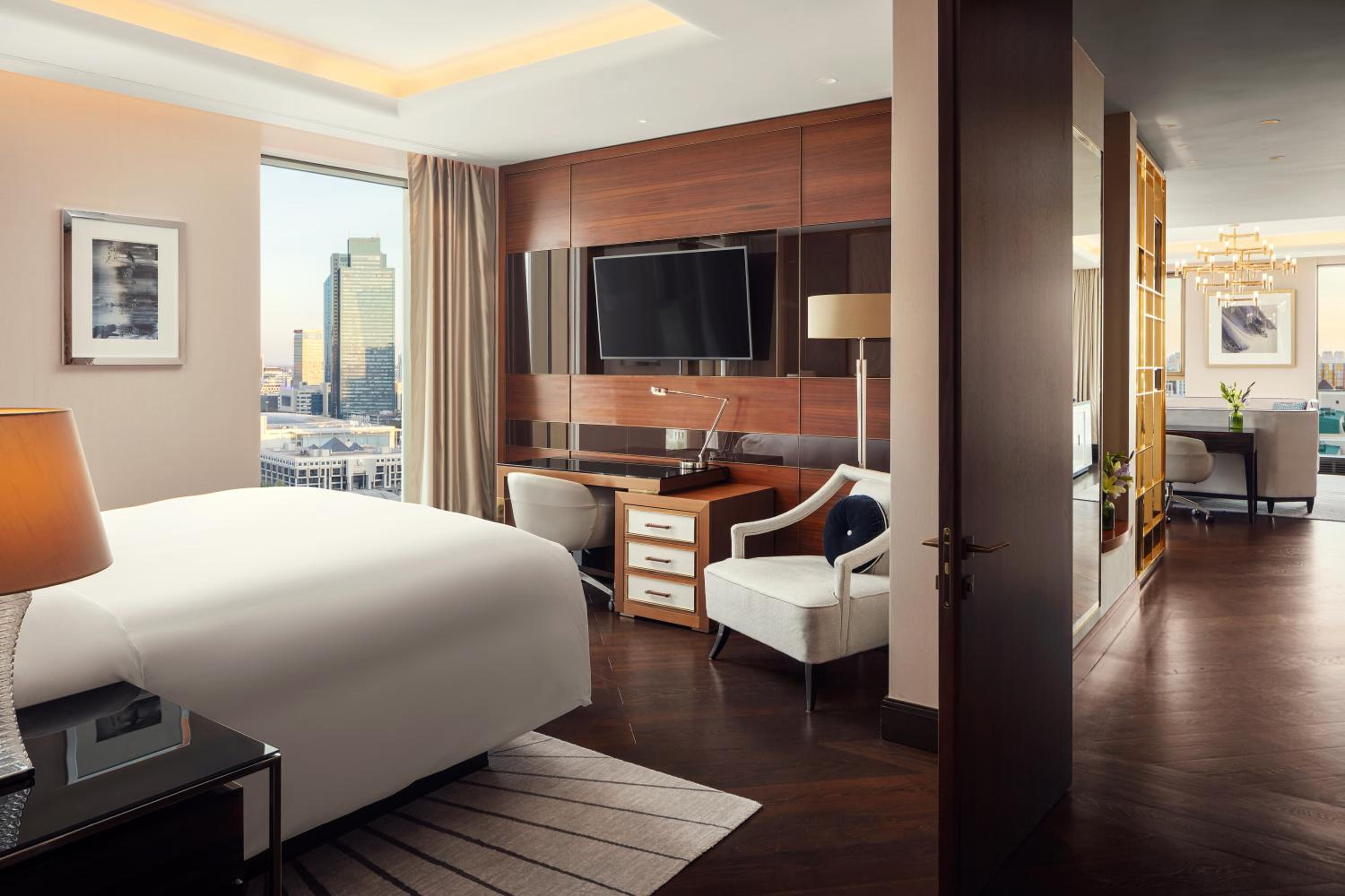 Executive Suite with Club Lounge access, 1 King, City view