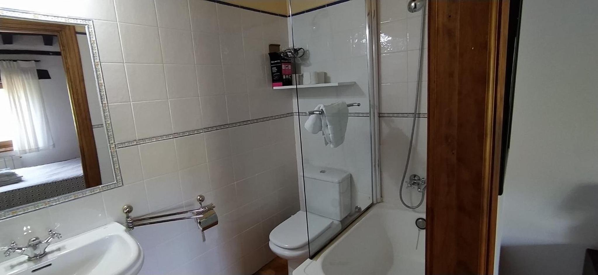 Double or Twin Room - Photo 19