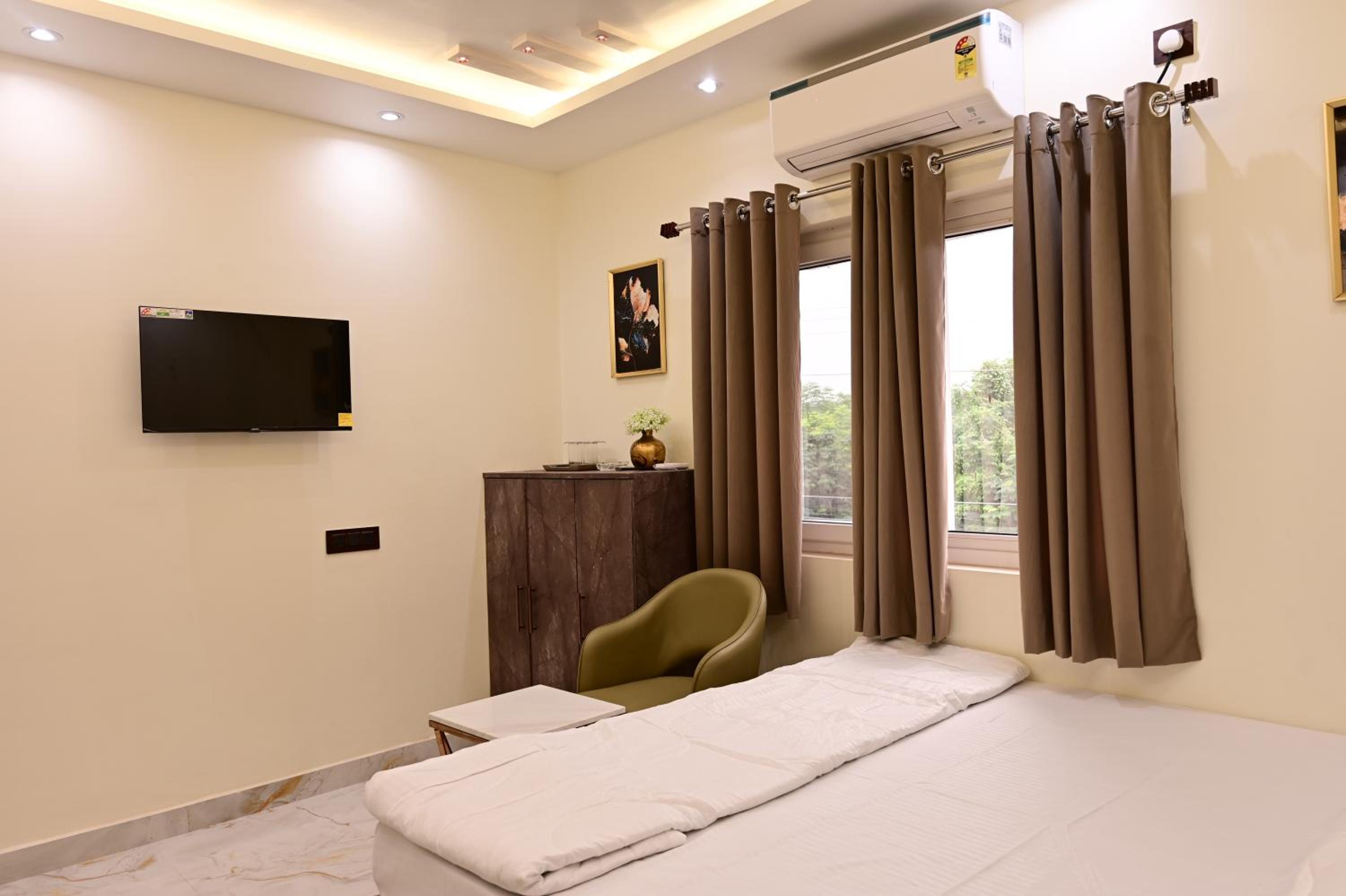 Deluxe Double Room (2 Adults + 1 Child) photo 2