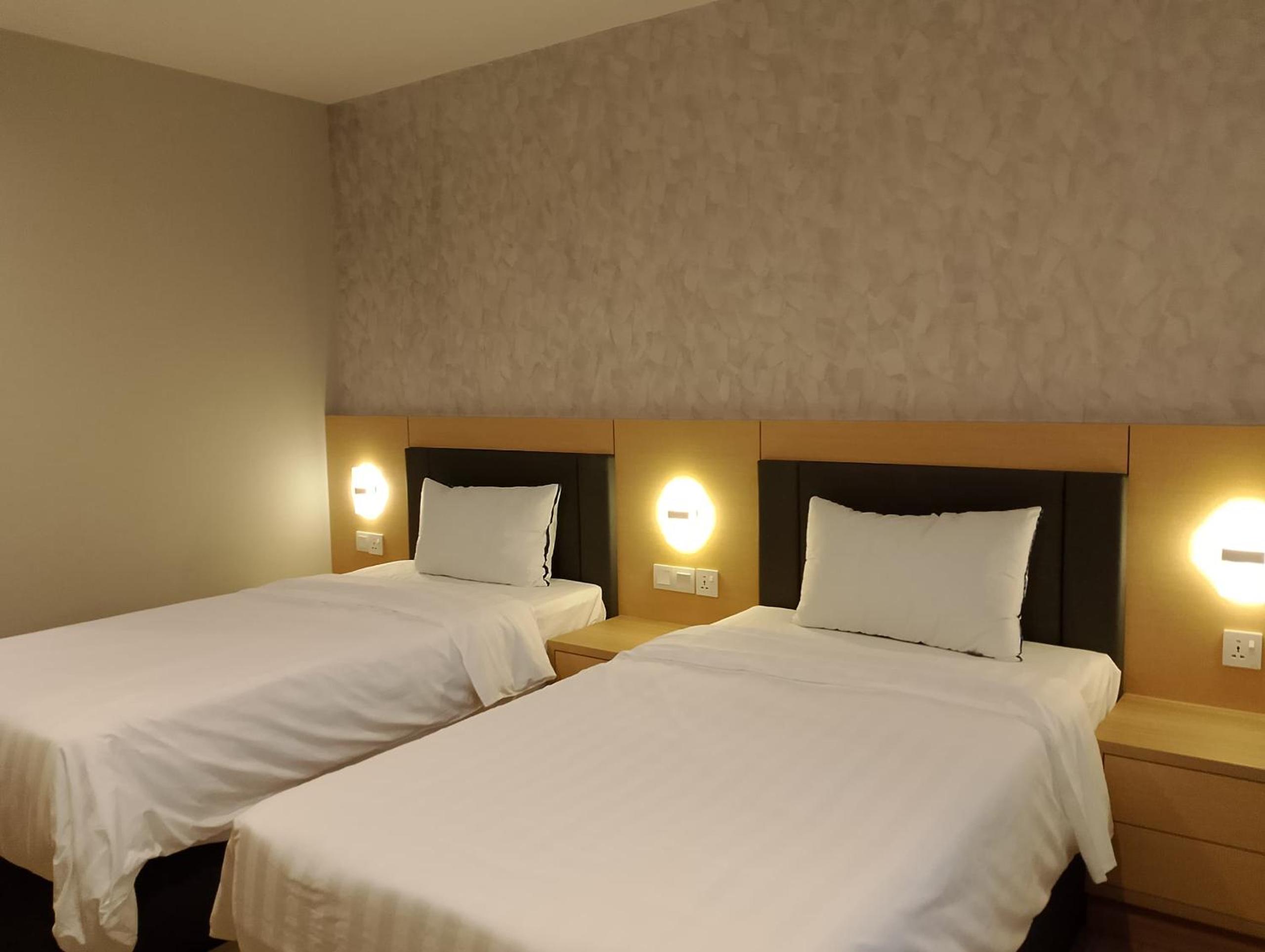 Deluxe Twin Room - Photo 8