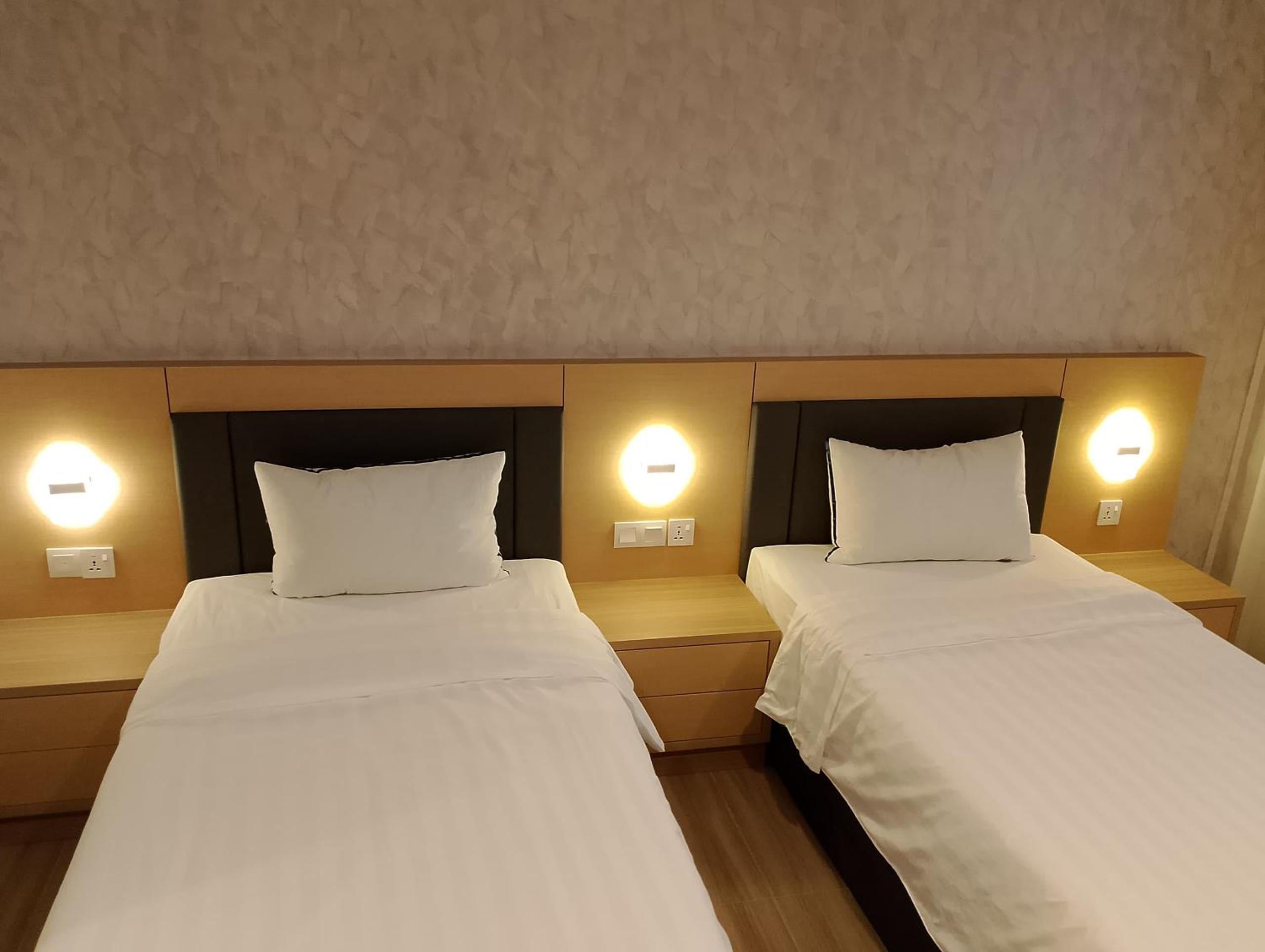 Deluxe Twin Room - Photo 10