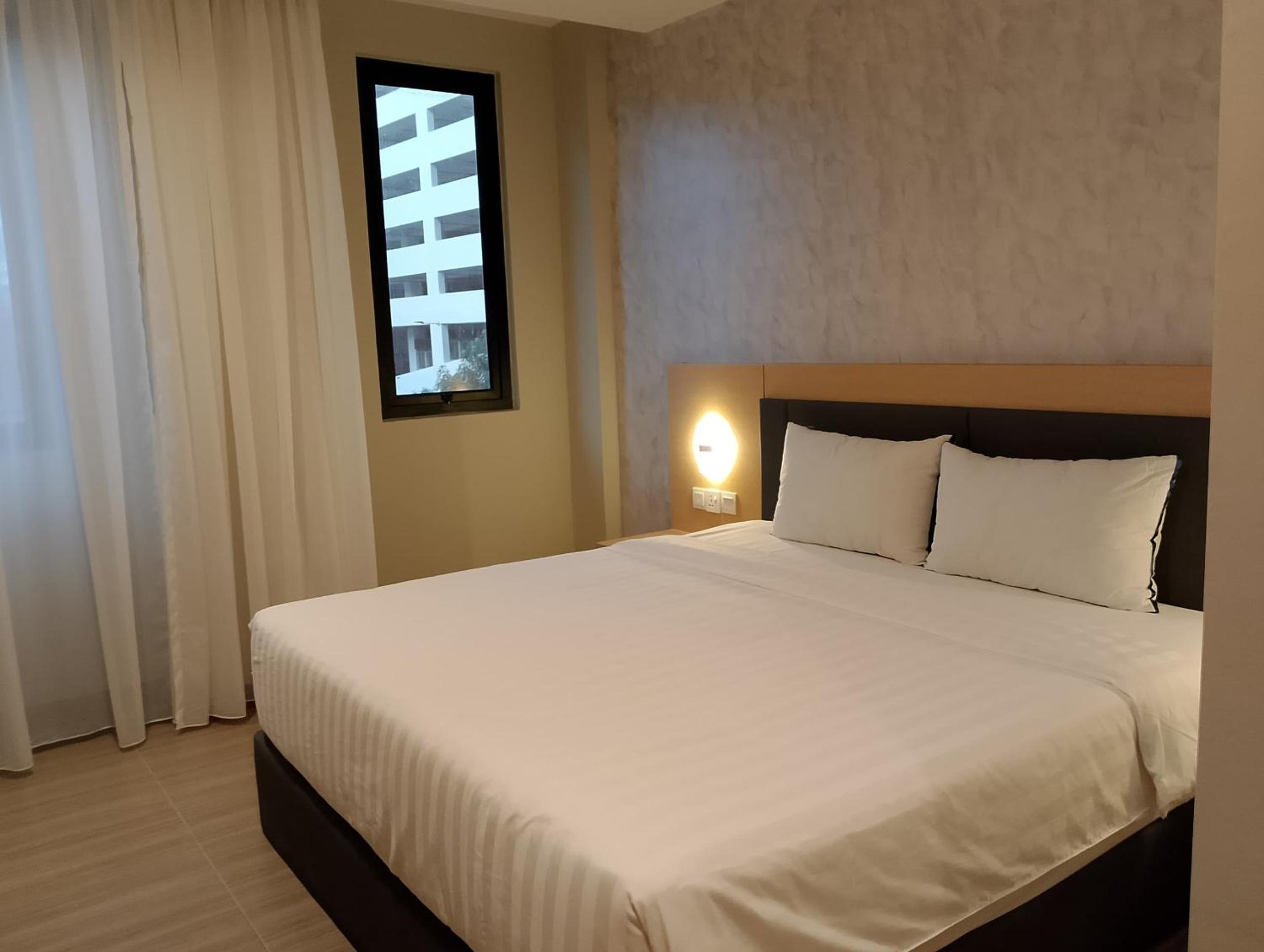 Deluxe King Room - Photo 2