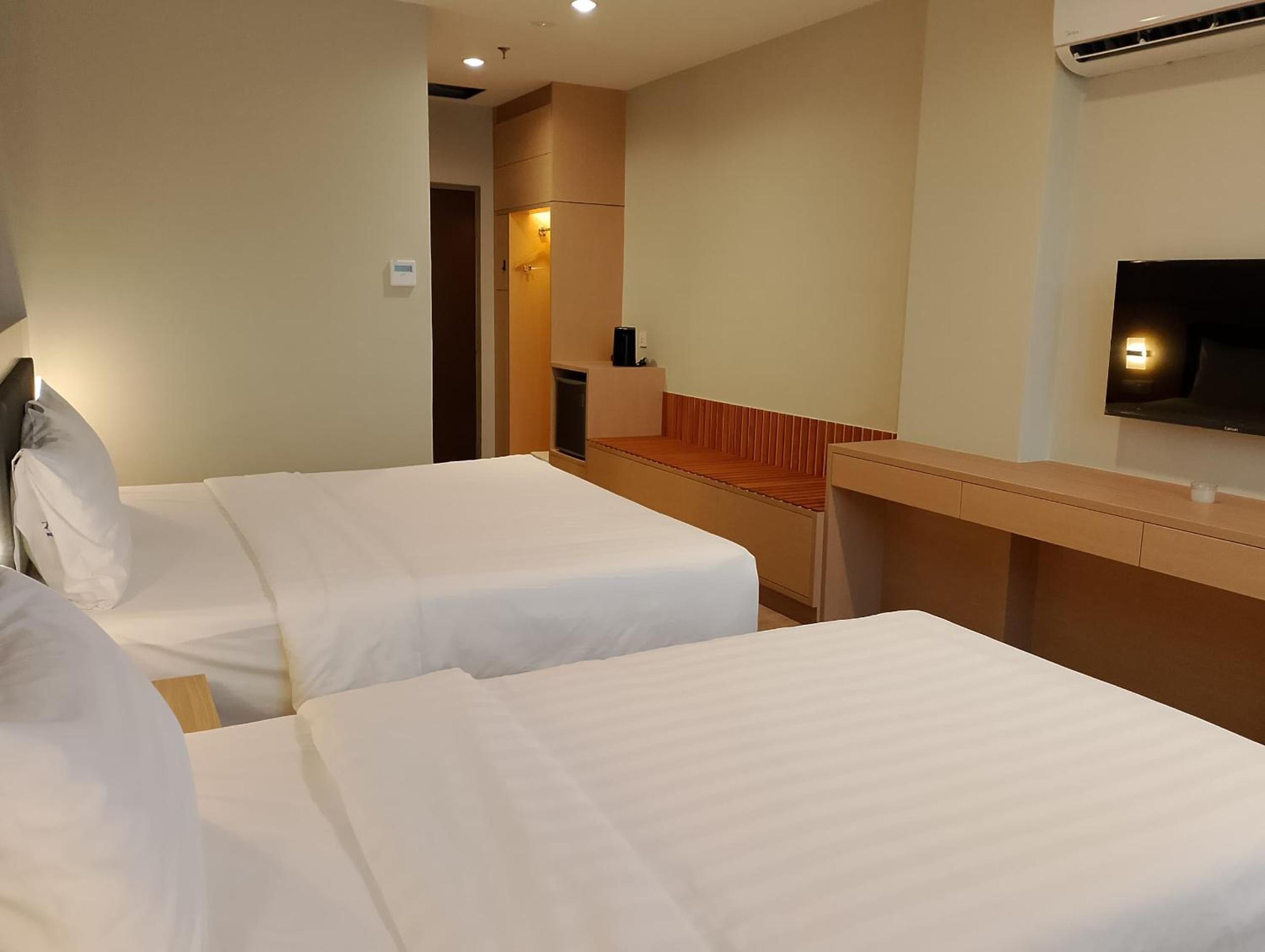 Deluxe Twin Room - Photo 13
