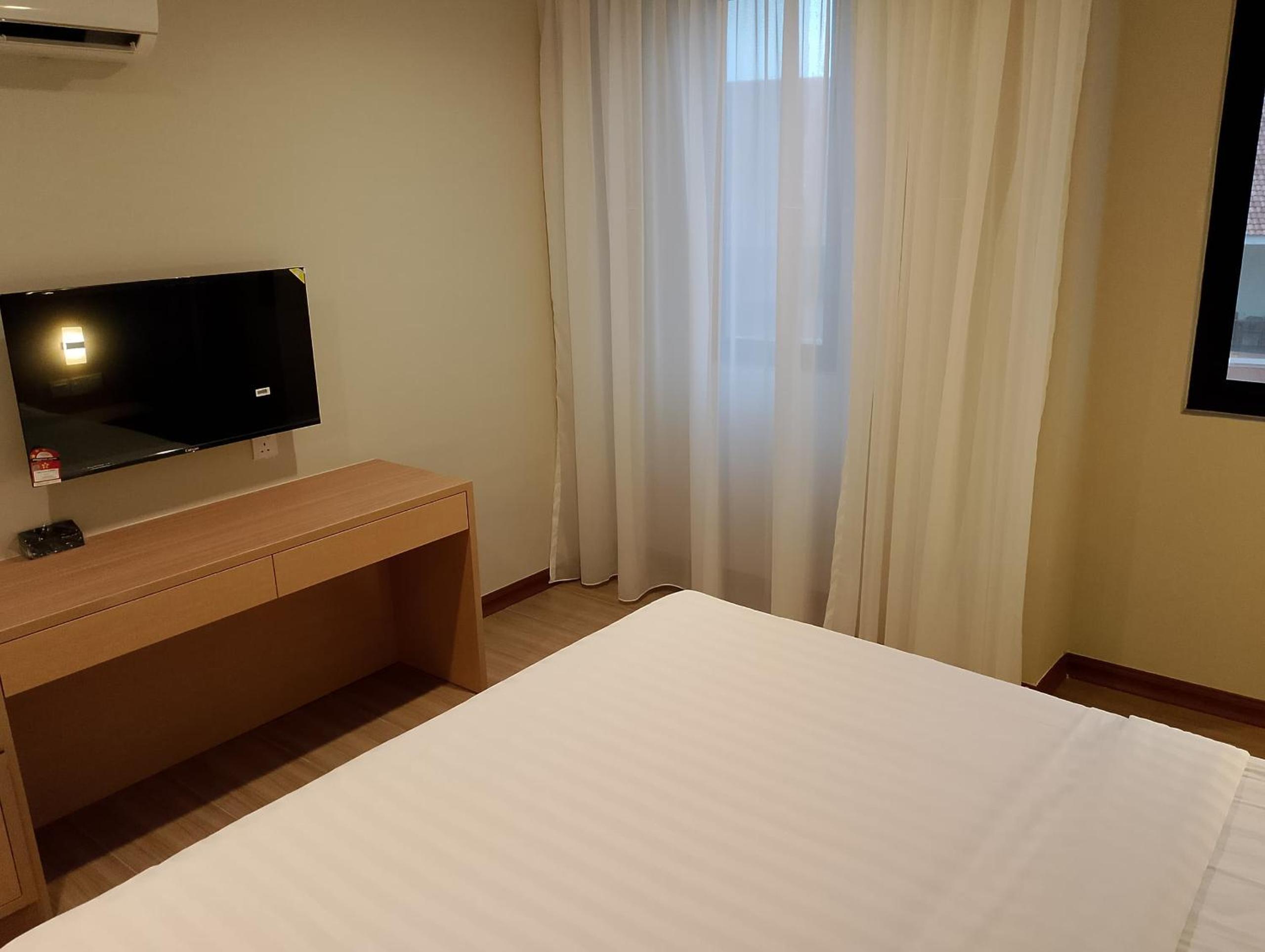 Deluxe King Room - Photo 3