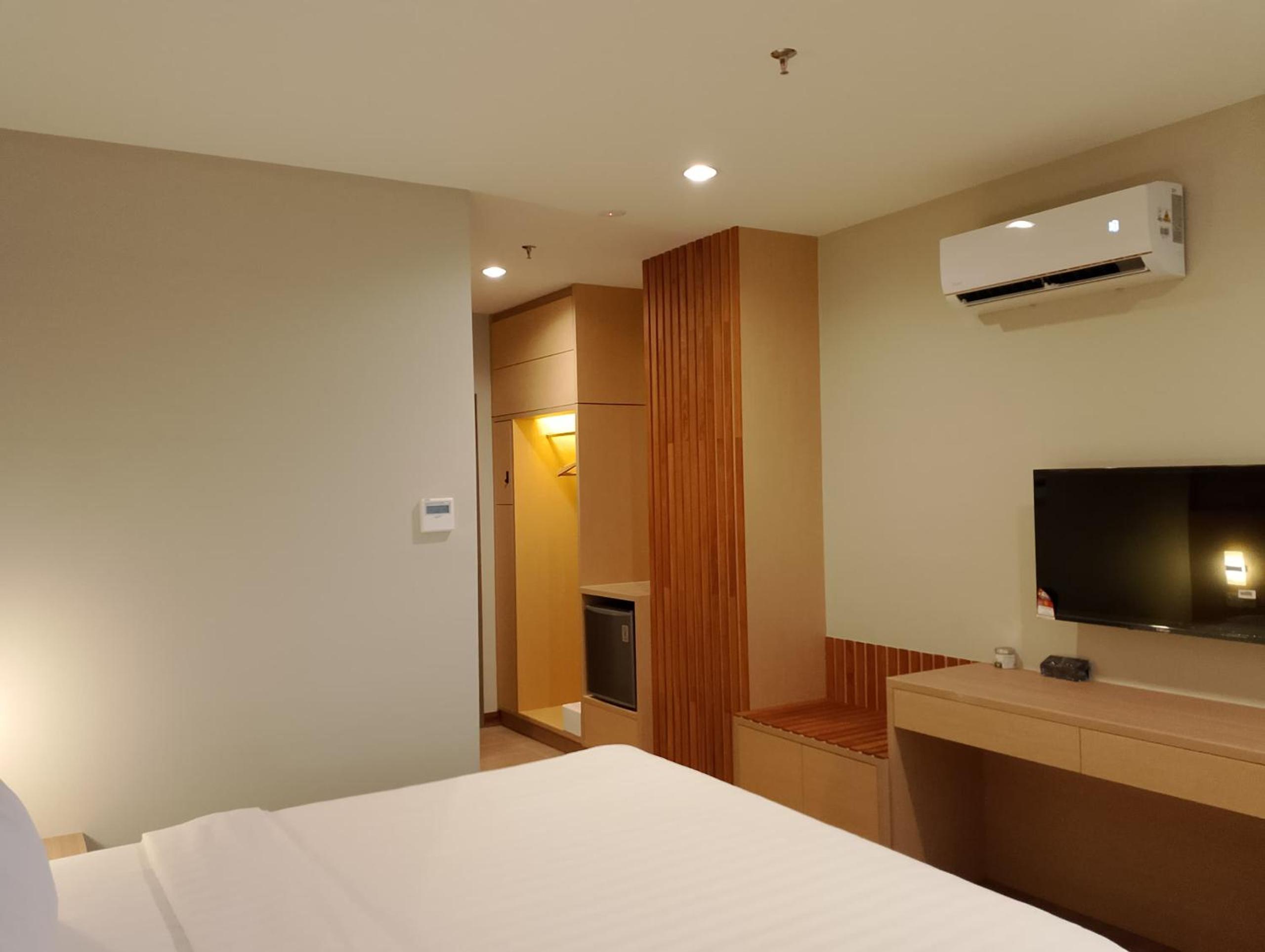 Deluxe King Room - Photo 6