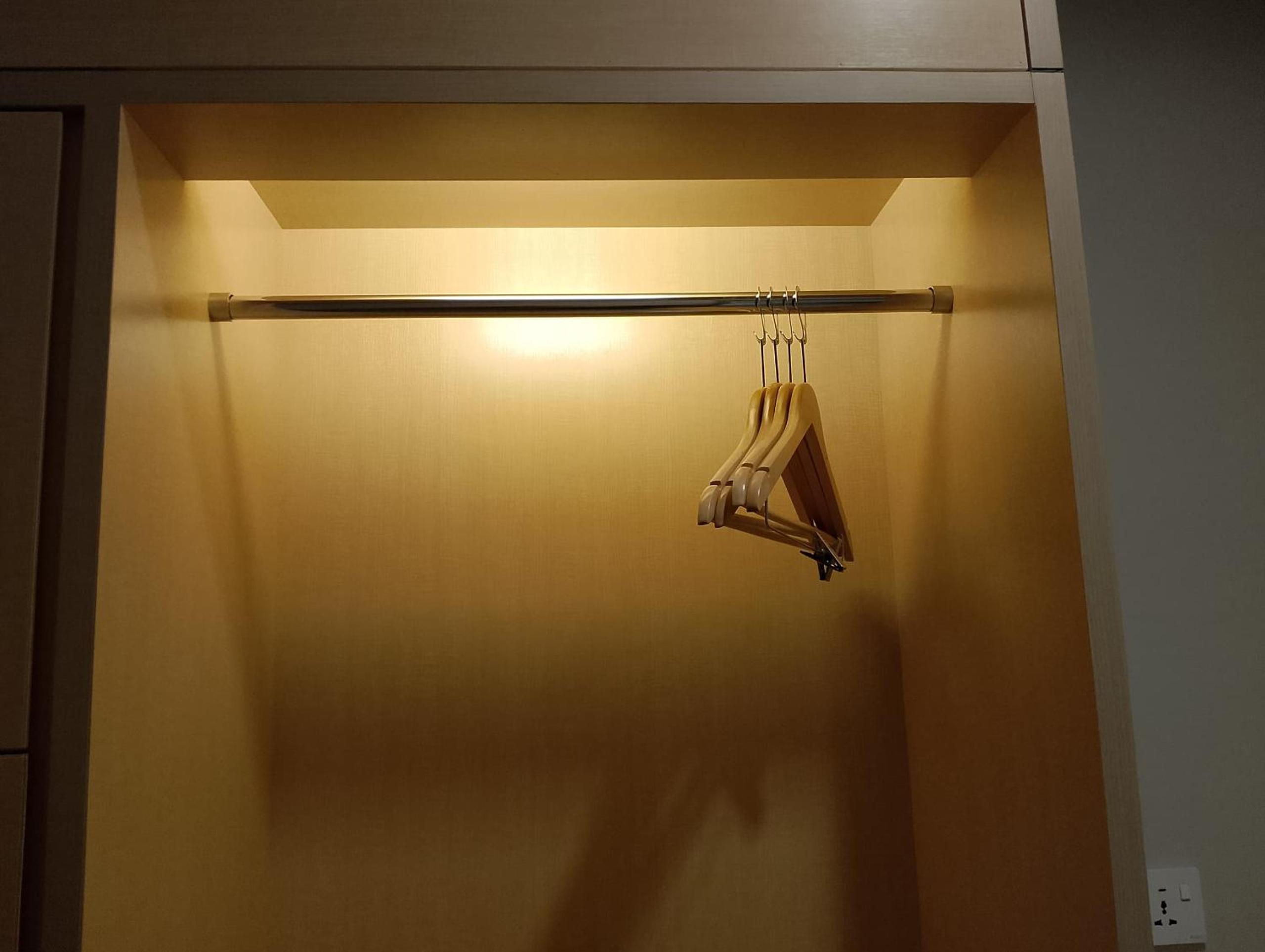 Deluxe King Room - Photo 11