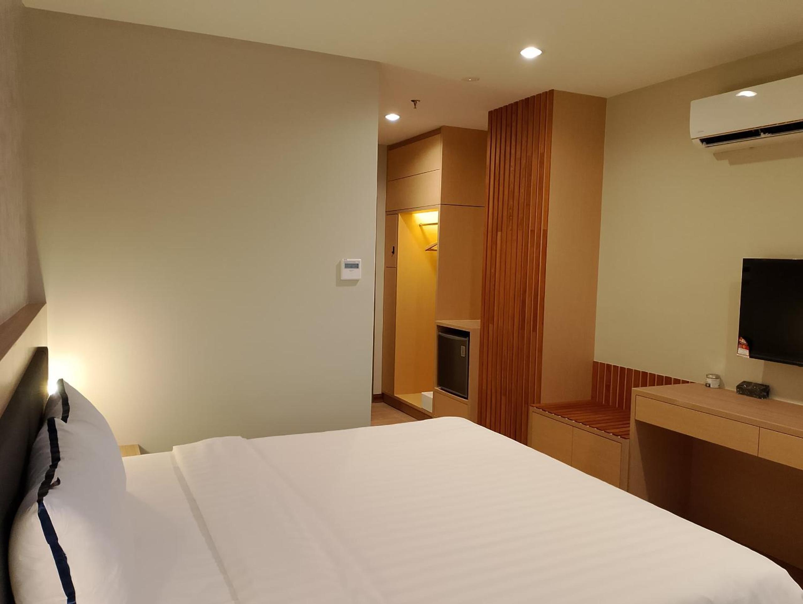 Deluxe King Room - Photo 13