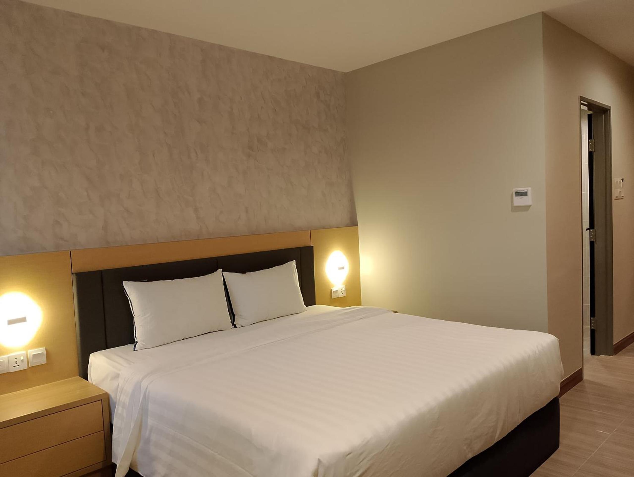 Deluxe King Room - Photo 12