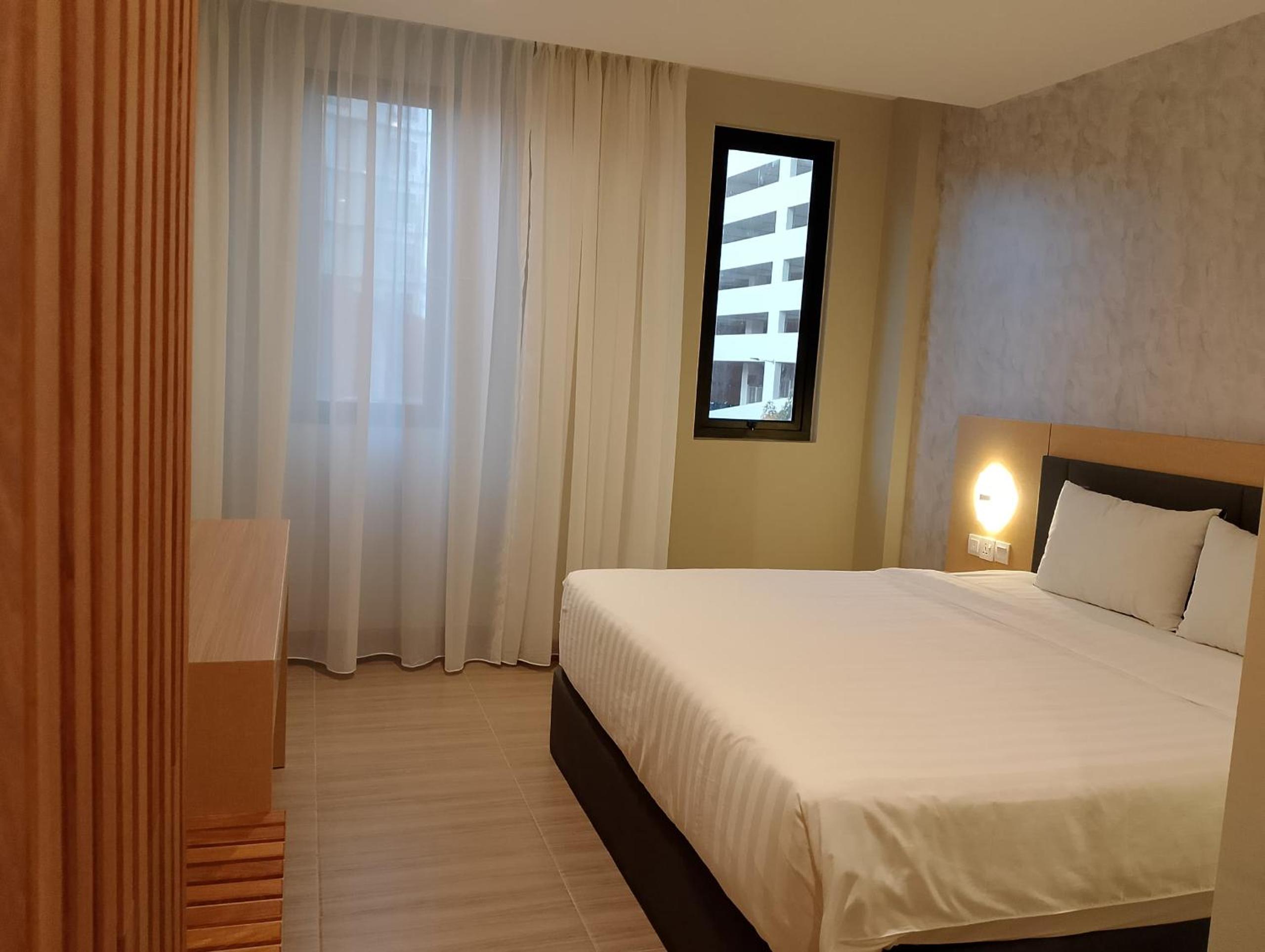 Deluxe King Room - Photo 9