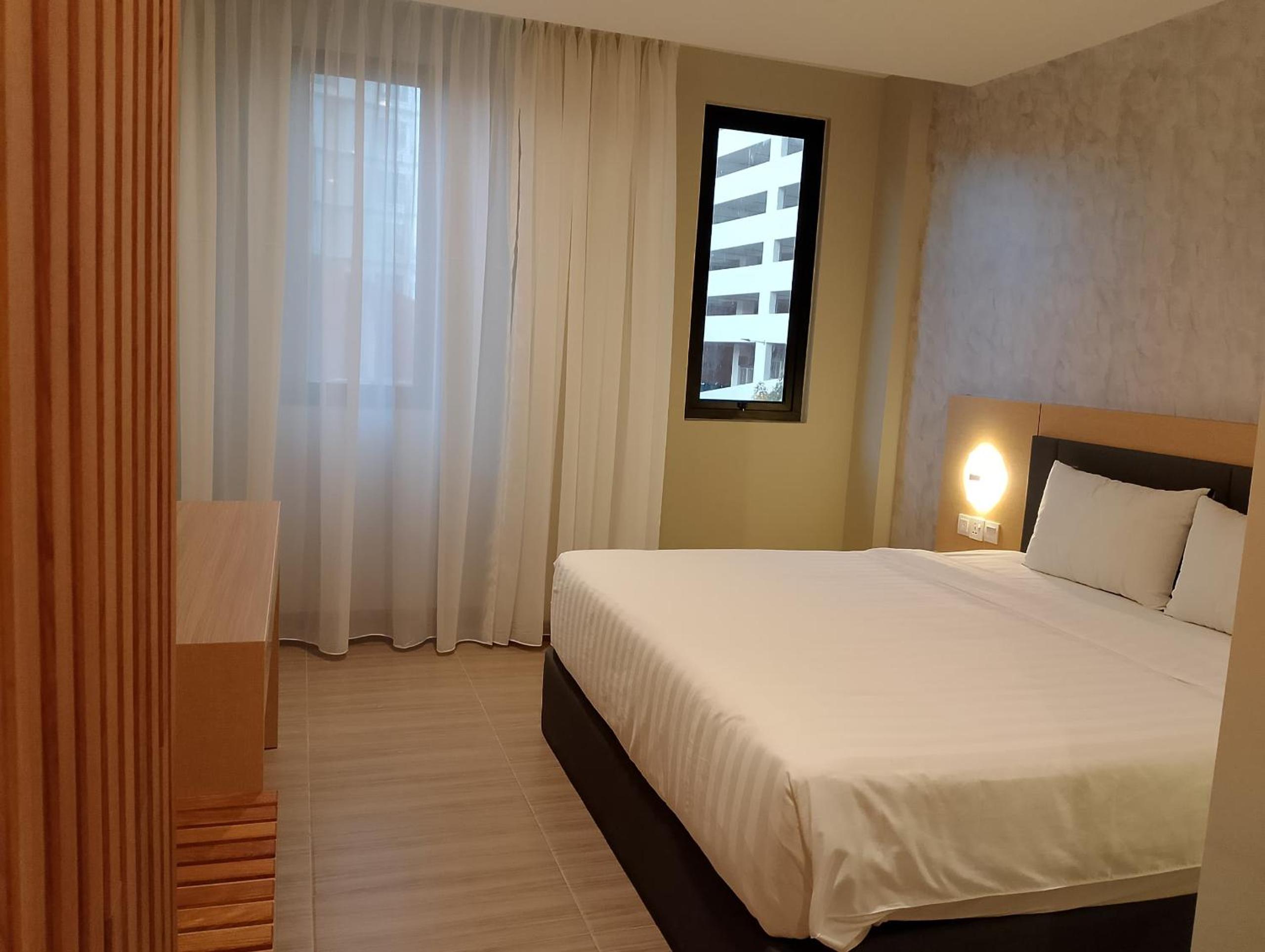 Deluxe King Room - Photo 10