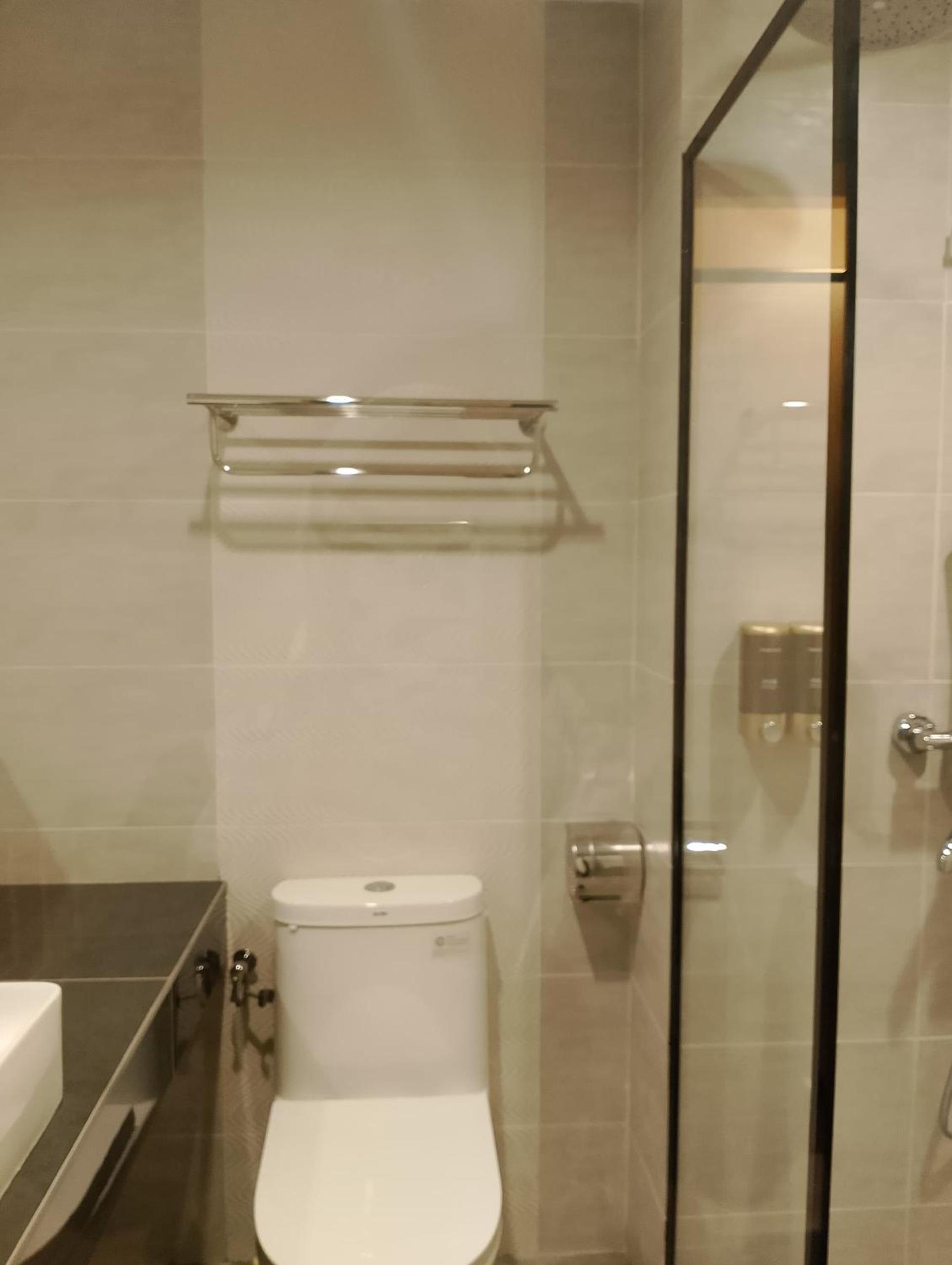 Deluxe King Room - Photo 7