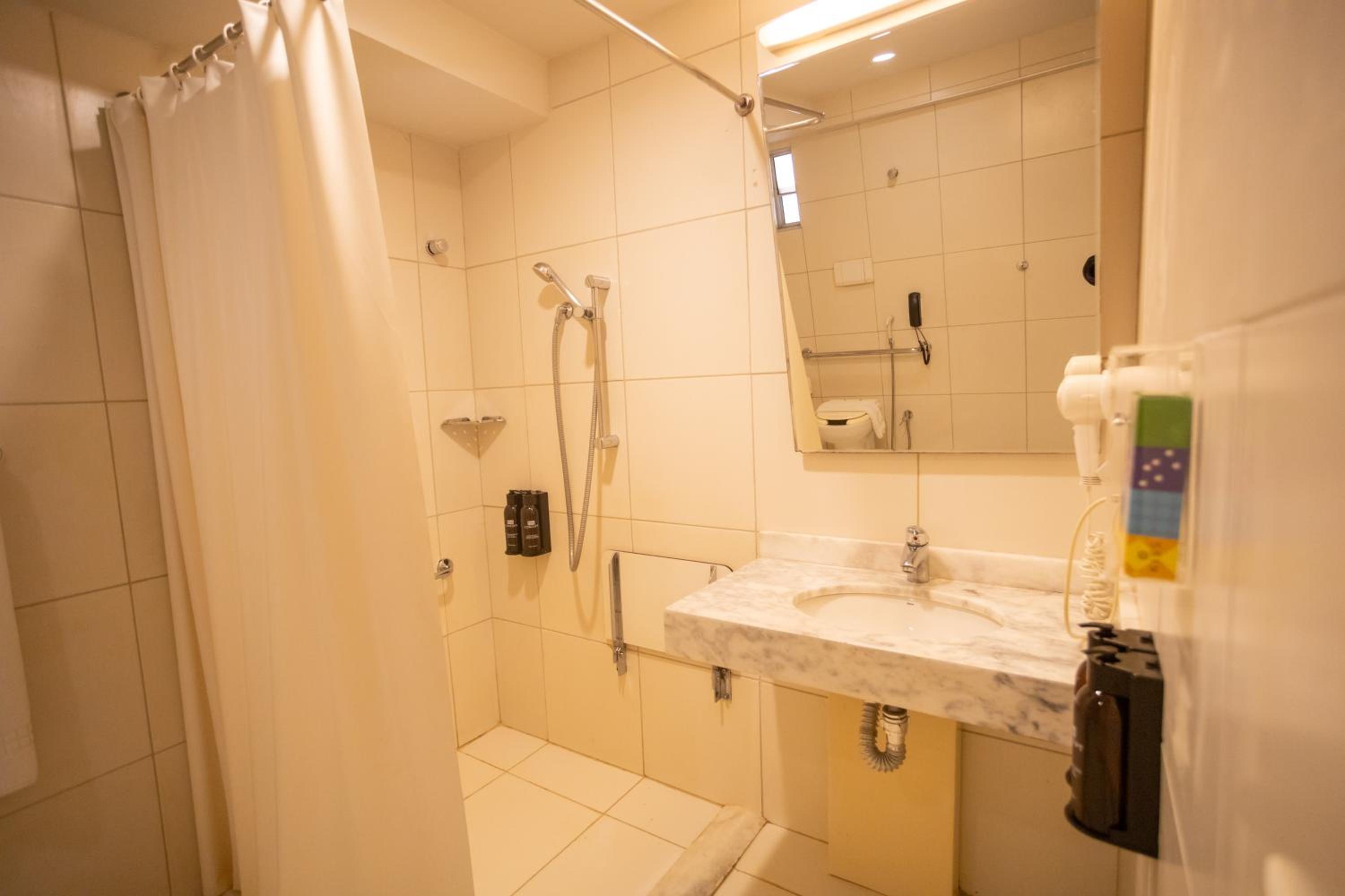 King Room with Roll-In Shower - Mobility Access - Photo 4