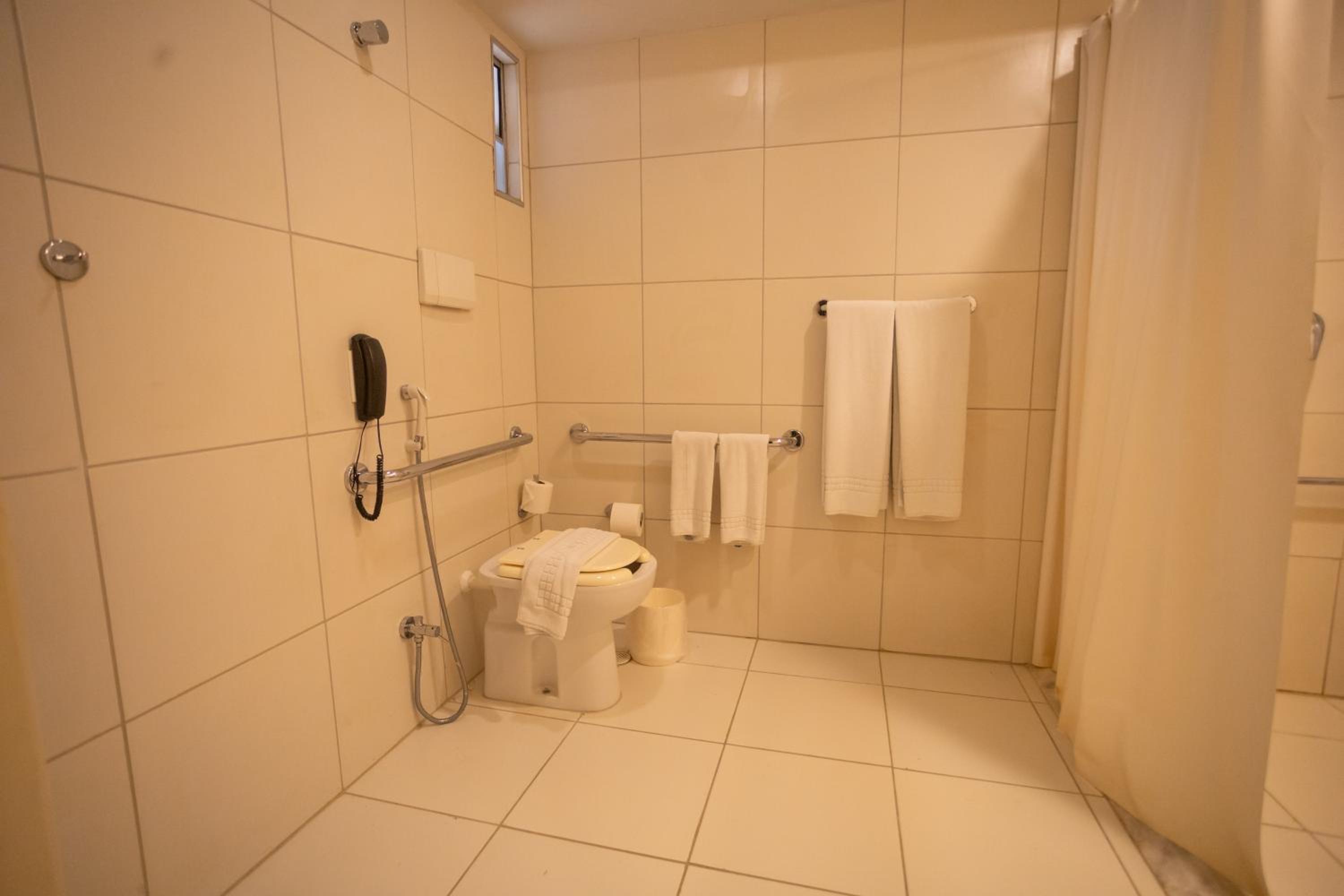 King Room with Roll-In Shower - Mobility Access - Photo 5