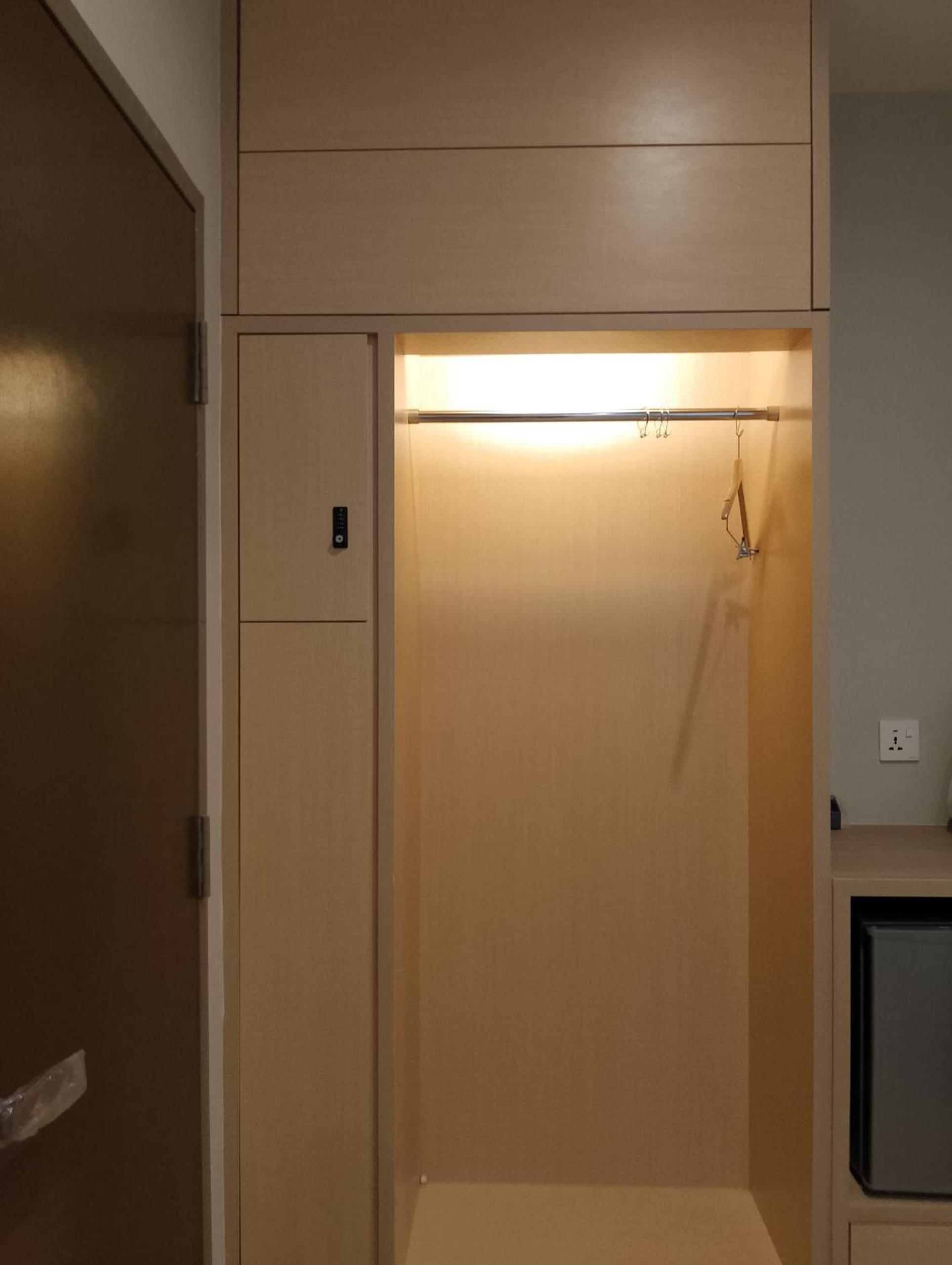 Deluxe King Room - Photo 8