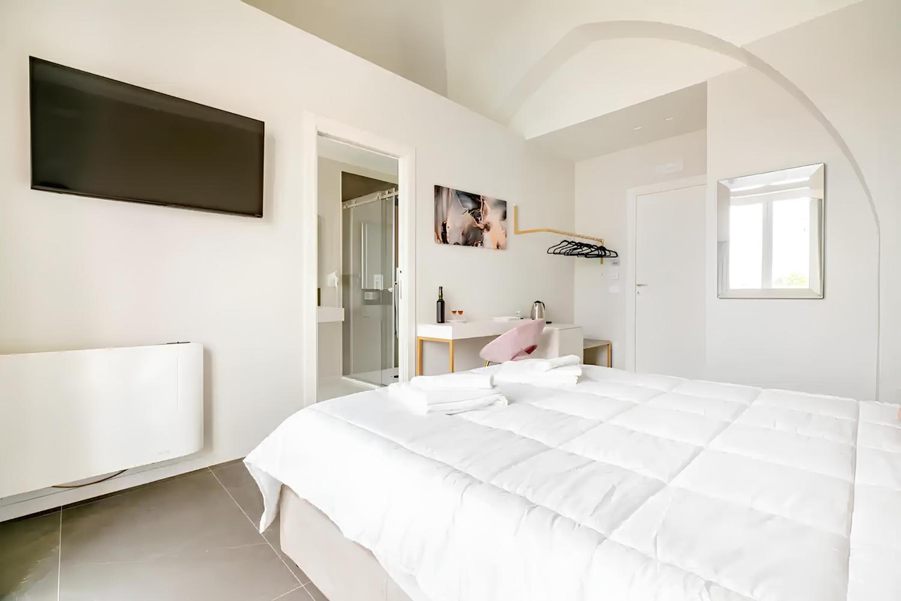 Deluxe Double Room with Shower - Photo 11