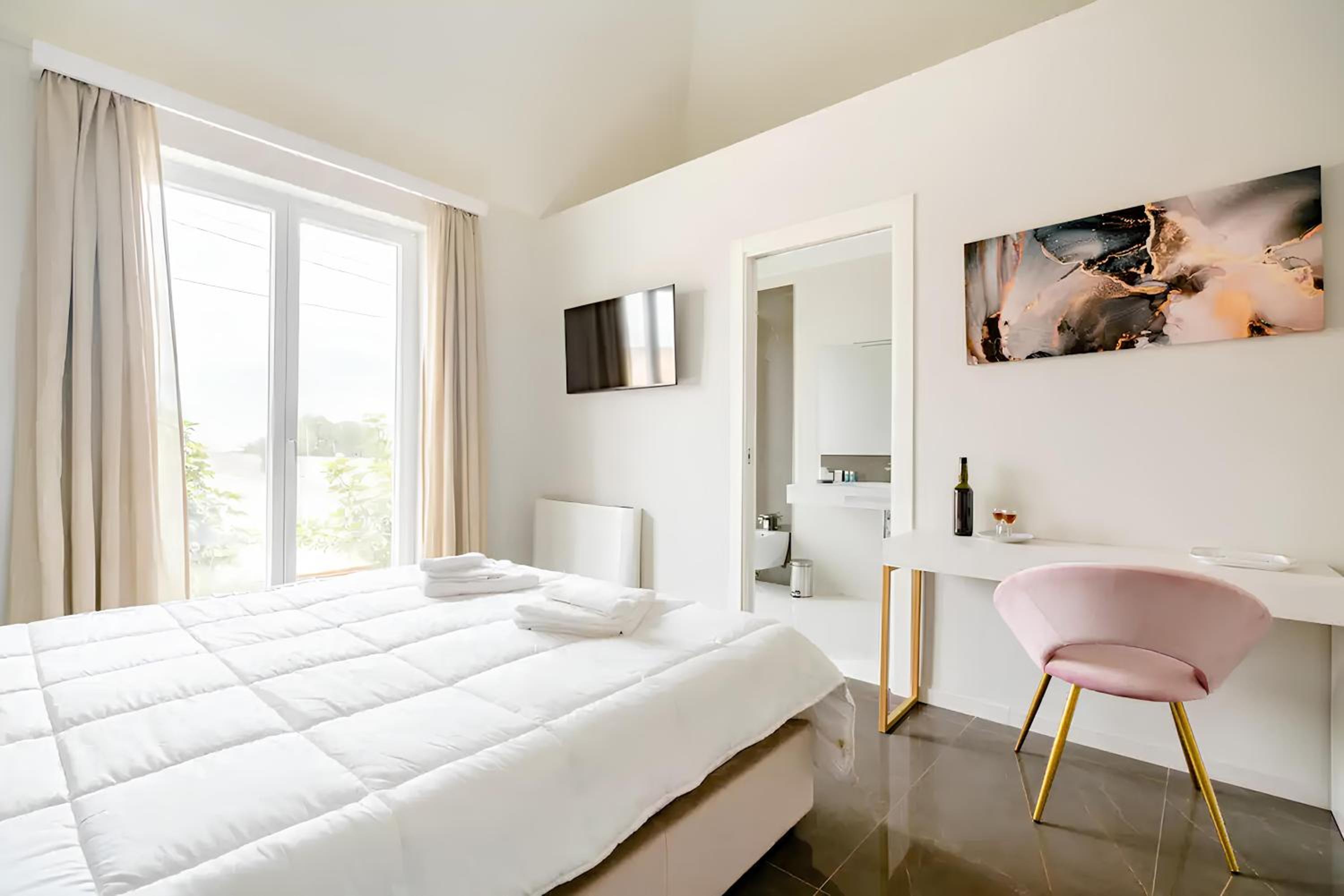 Deluxe Double Room with Shower - Photo 8