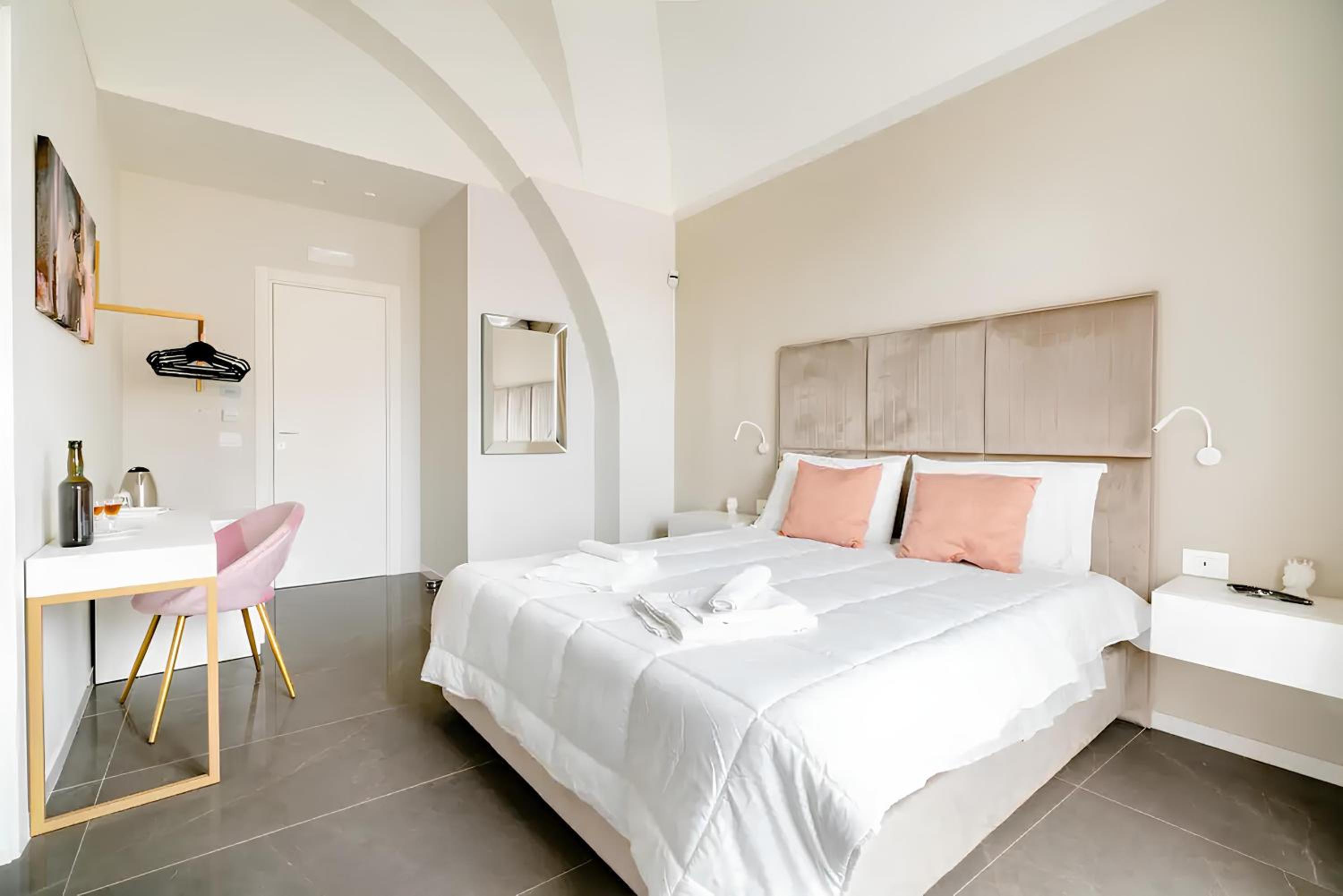 Deluxe Double Room with Shower - Photo 2