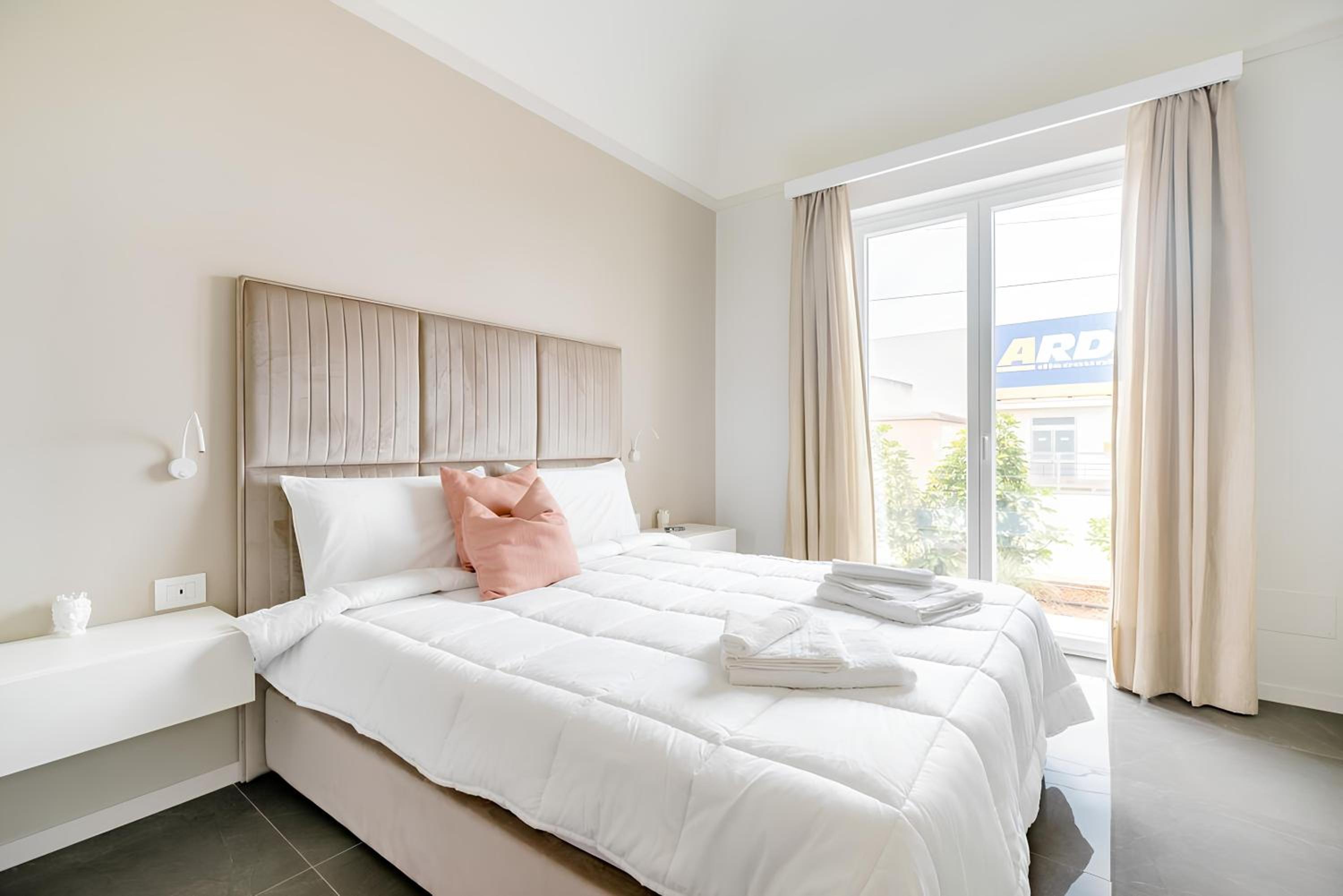 Deluxe Double Room with Shower - Photo 12