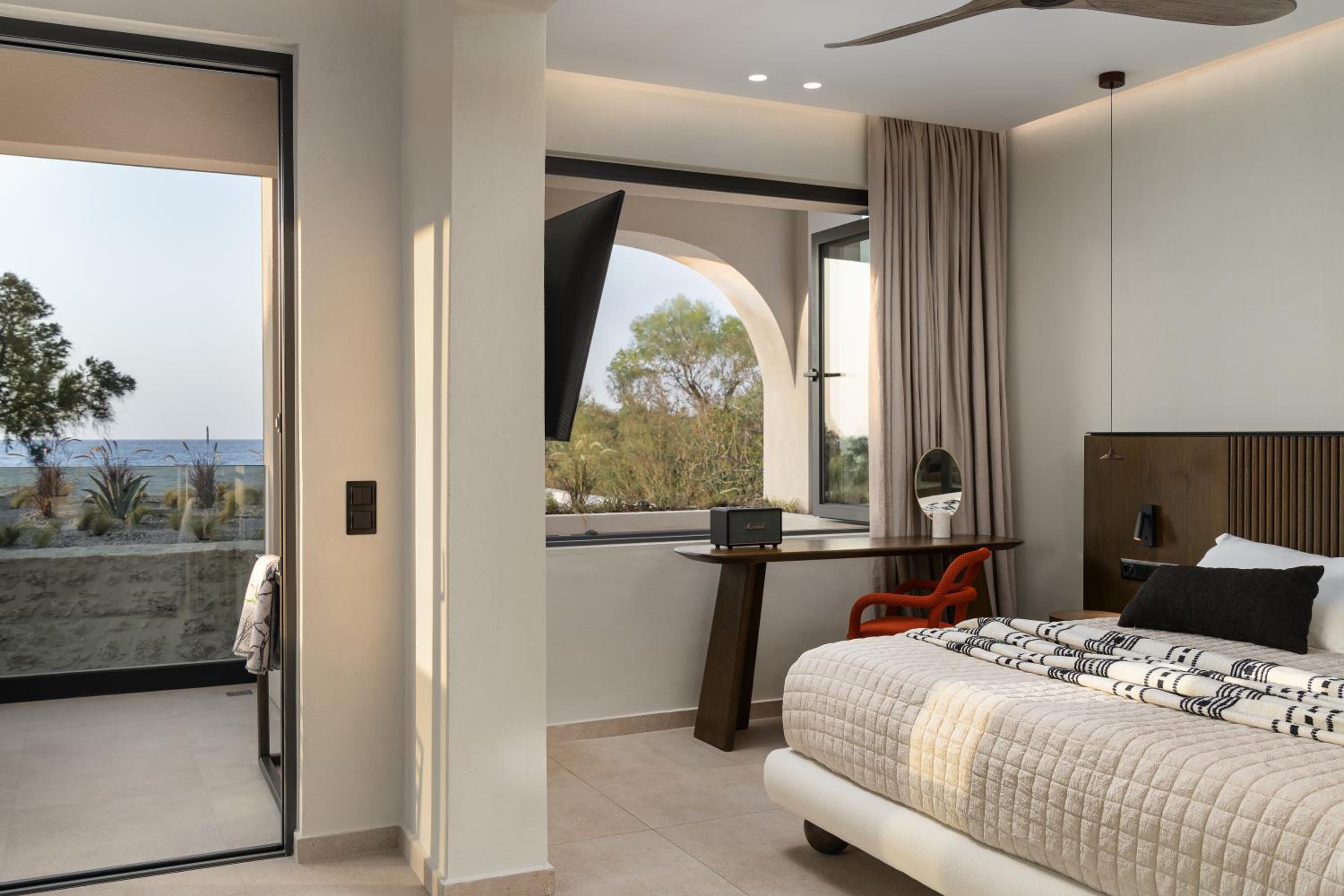 One Bedroom Suite with Sea View and Outdoor Jacuzzi