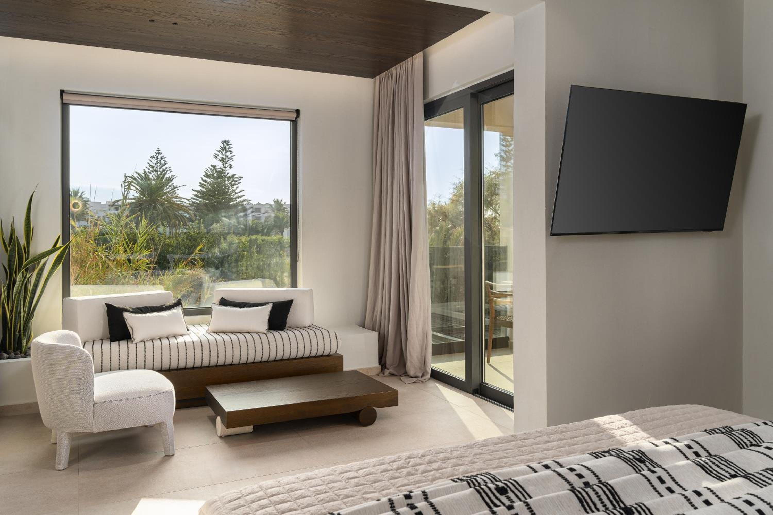 One Bedroom Suite with Sea View and Outdoor Jacuzzi photo 2