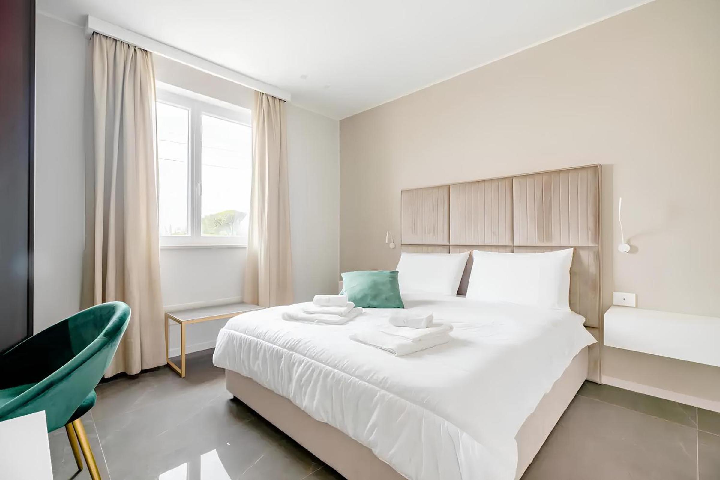 Deluxe Double Room with Shower - Photo 14