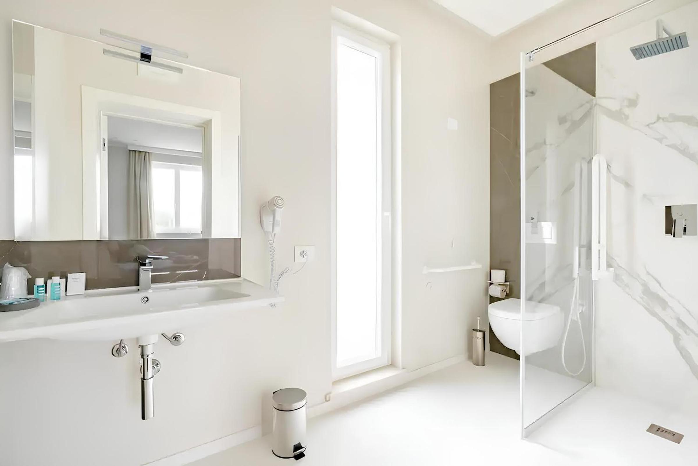 Deluxe Double Room with Shower - Photo 13