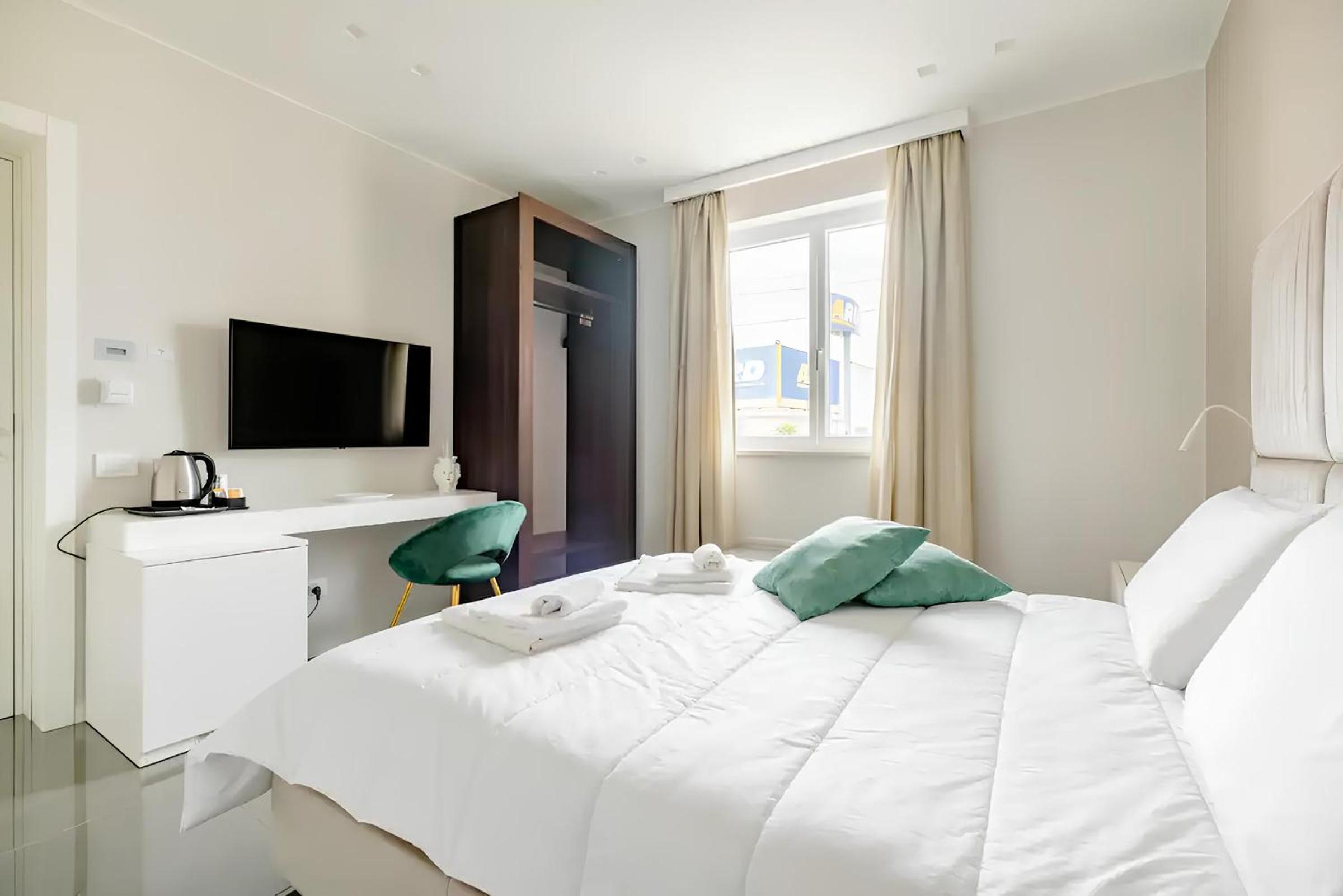 Deluxe Double Room with Shower - Photo 9