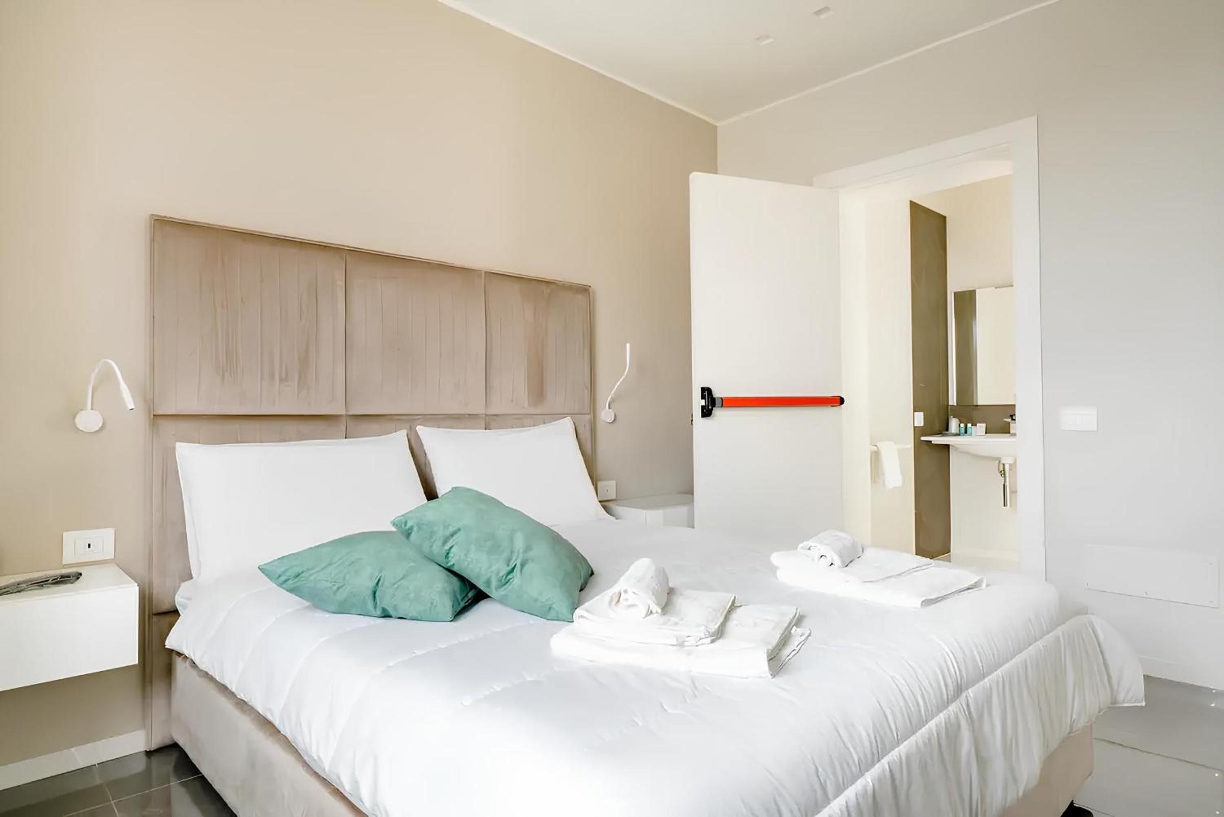 Deluxe Double Room with Shower - Photo 7