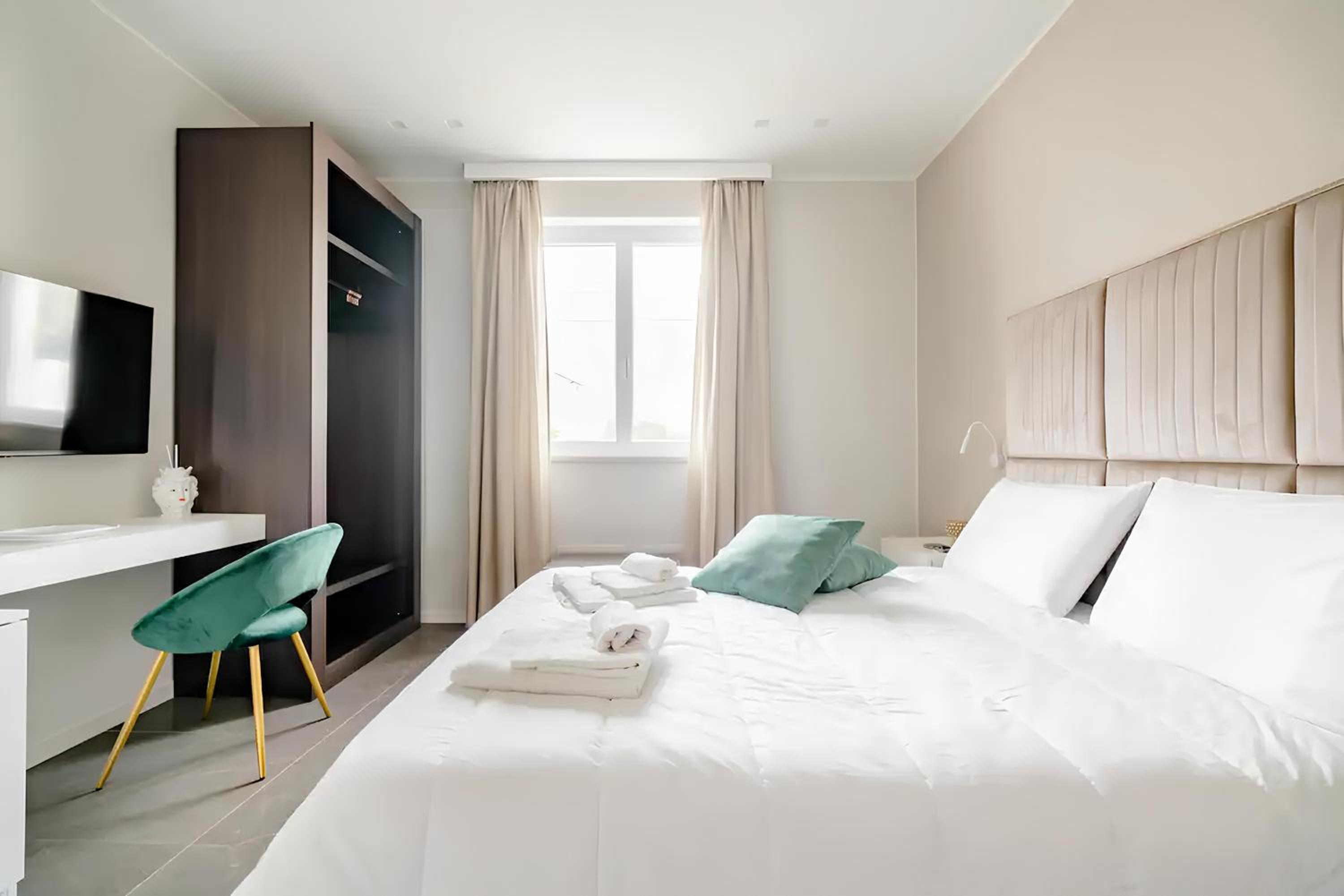 Deluxe Double Room with Shower - Photo 6