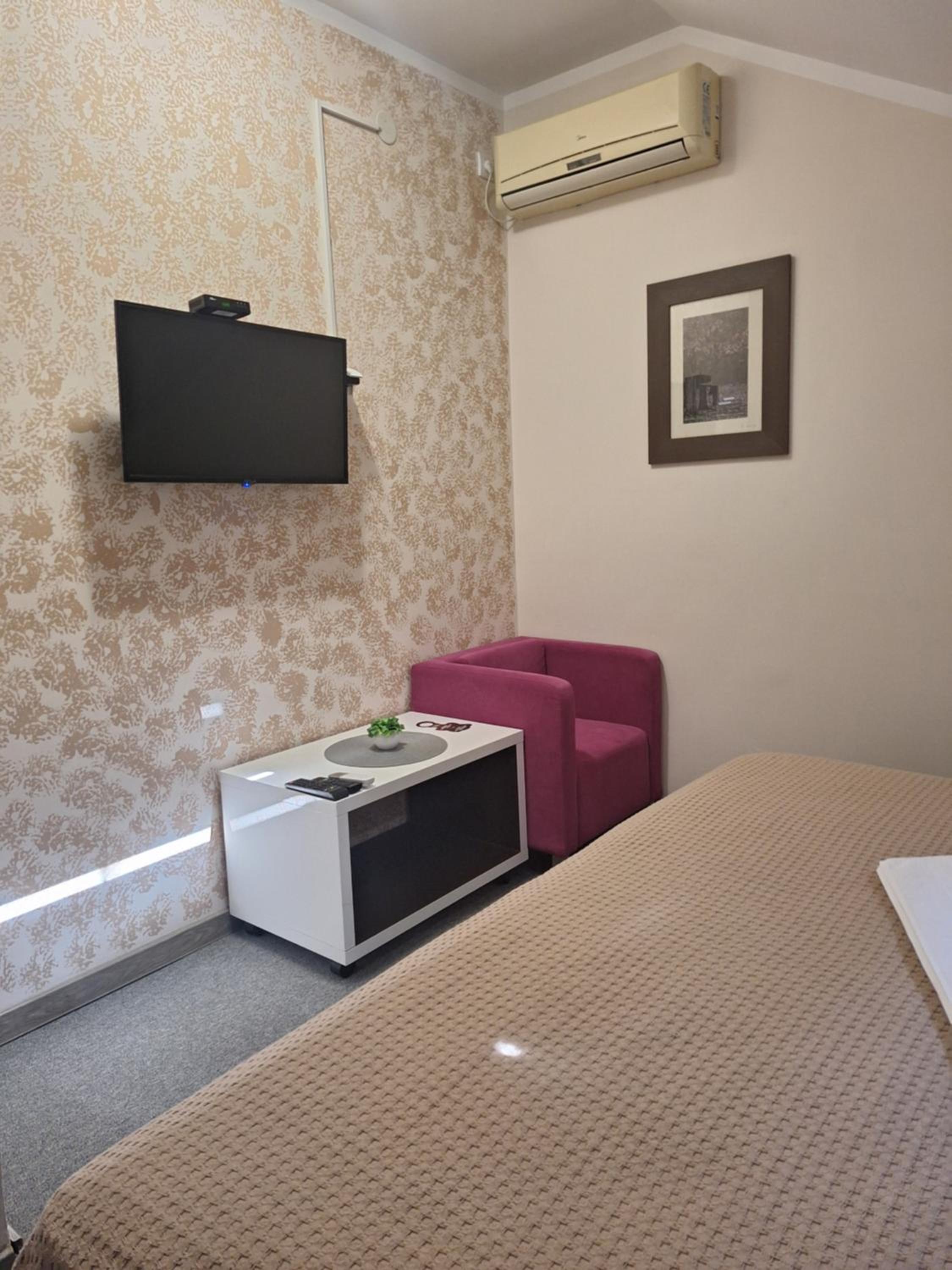 Budget Double Room - Photo 1