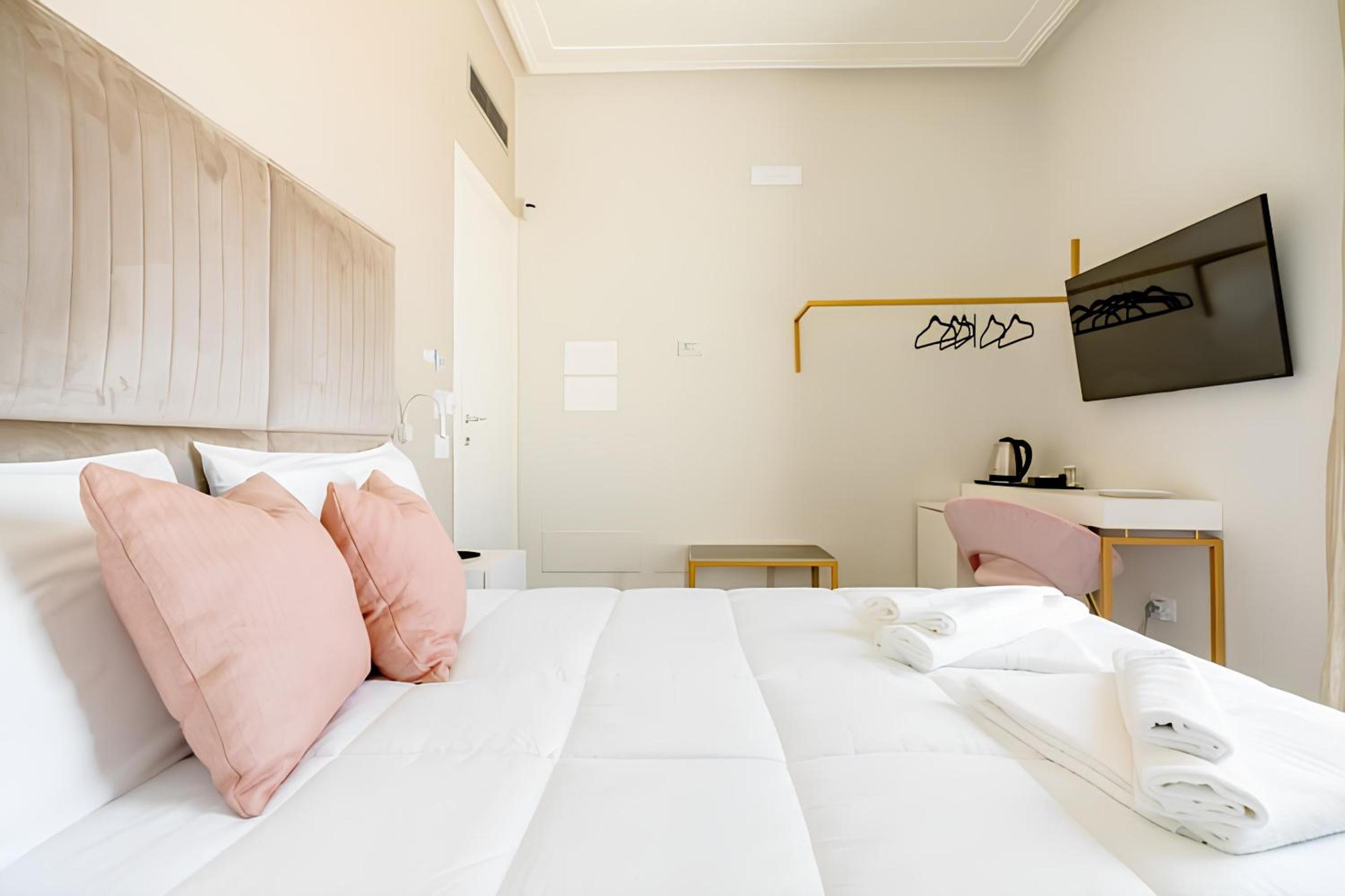 Deluxe Double Room with Shower - Photo 4