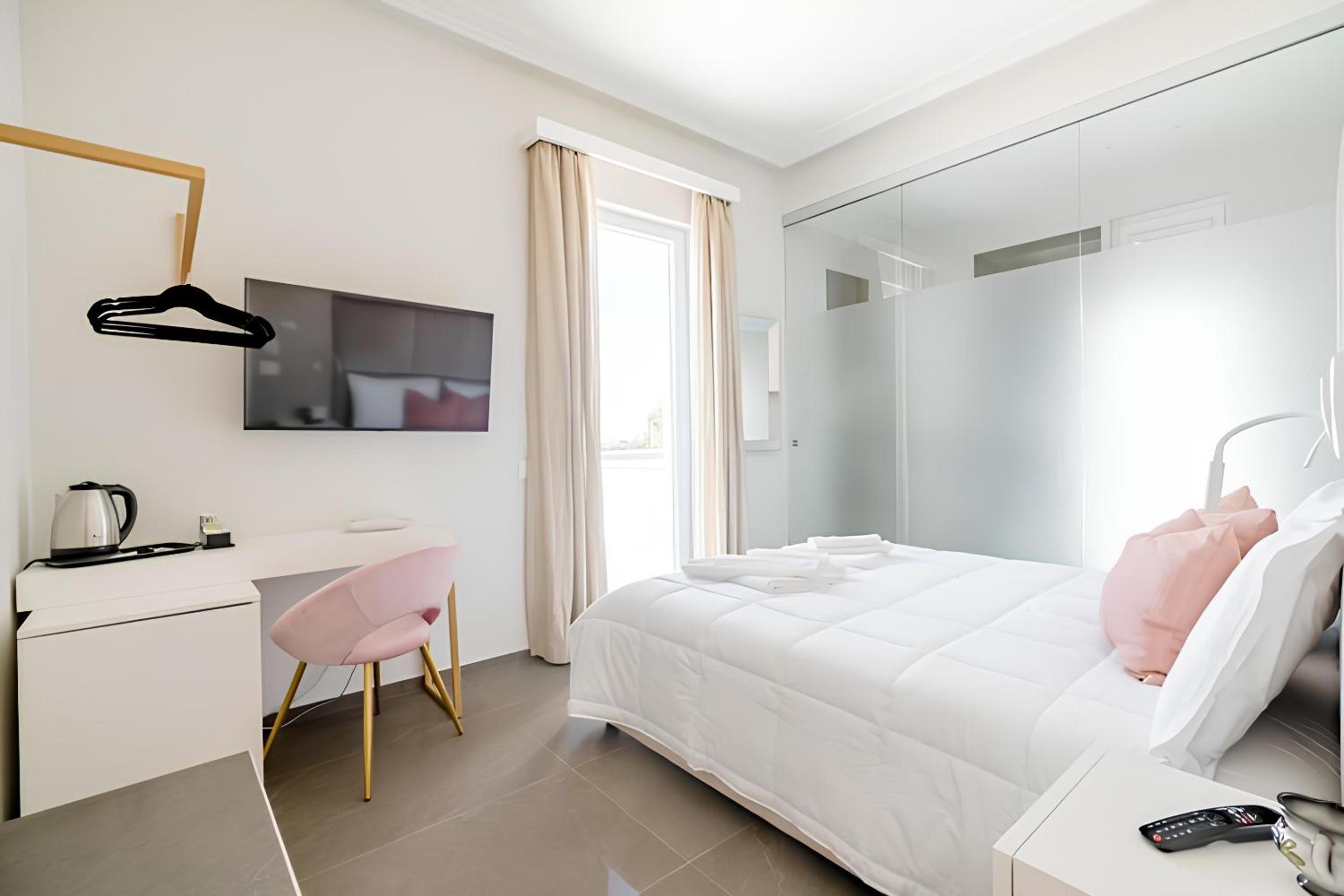 Deluxe Double Room with Shower - Photo 3