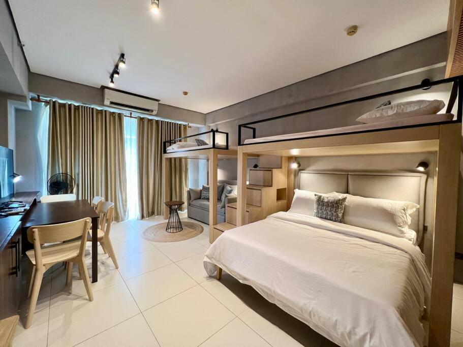 One-Bedroom Apartment with Balcony and Water View photo 3