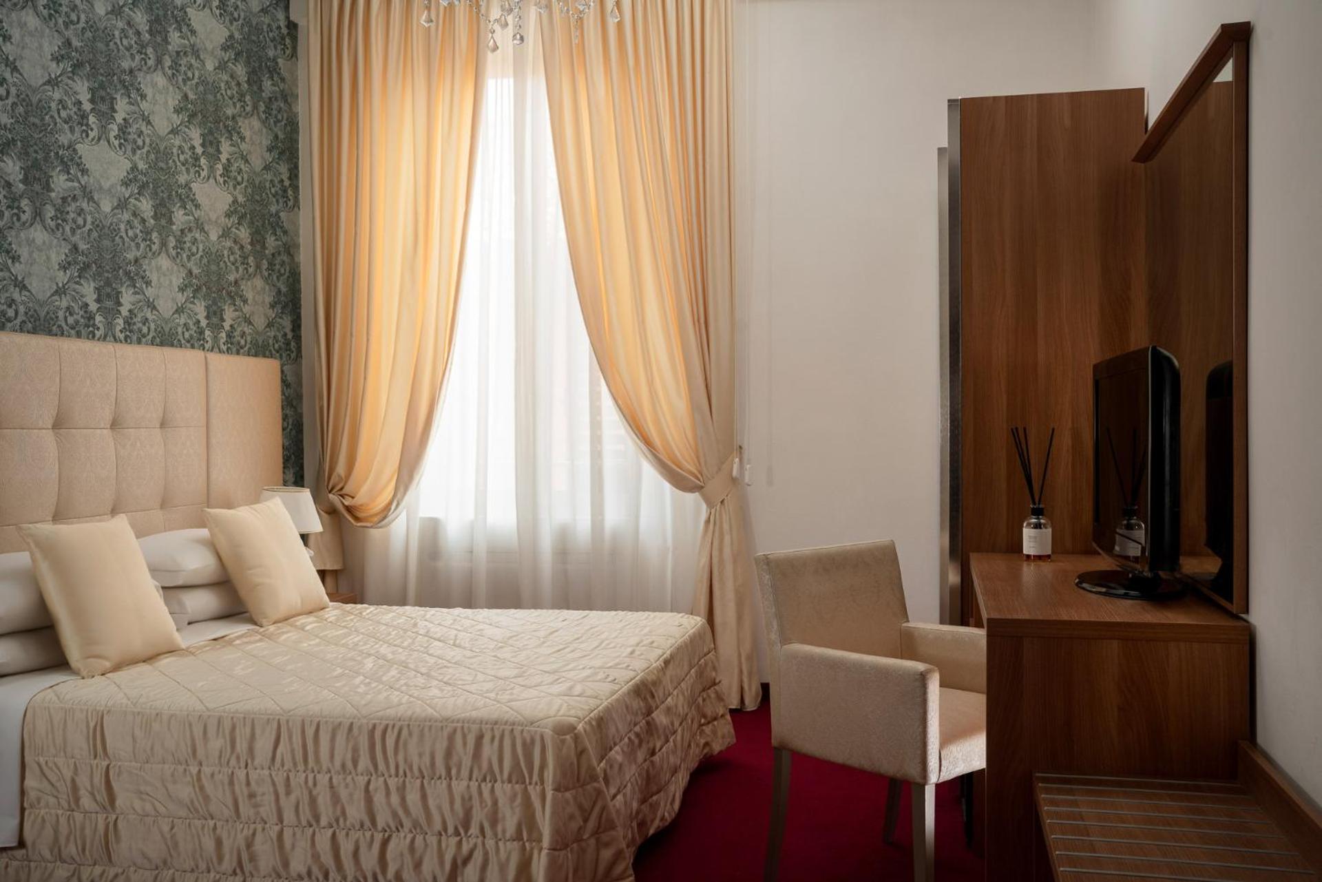 Deluxe Double Room - Photo 11