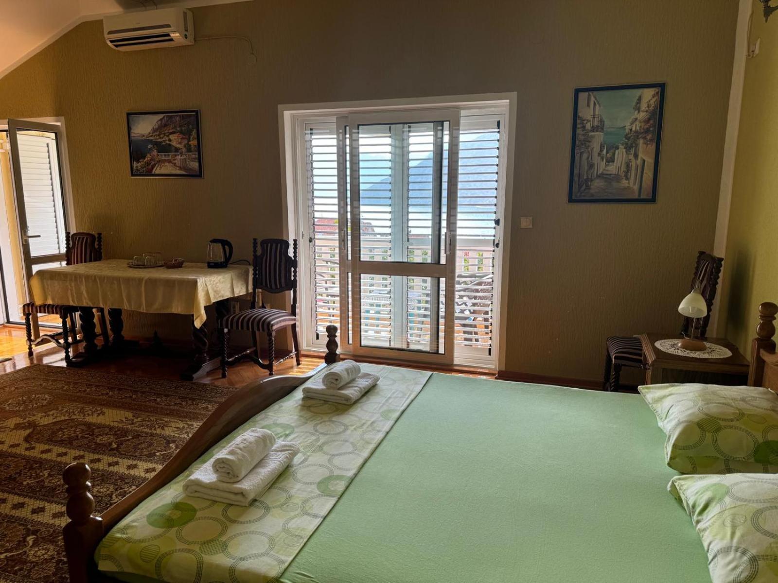 Quadruple Room with Balcony and Private Bathroom 