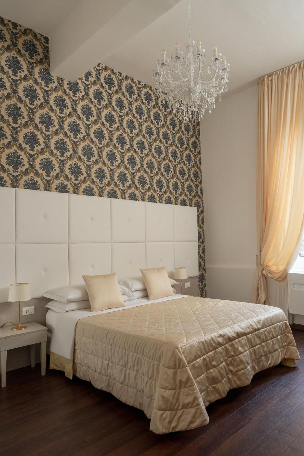 Deluxe Double Room - Photo 12